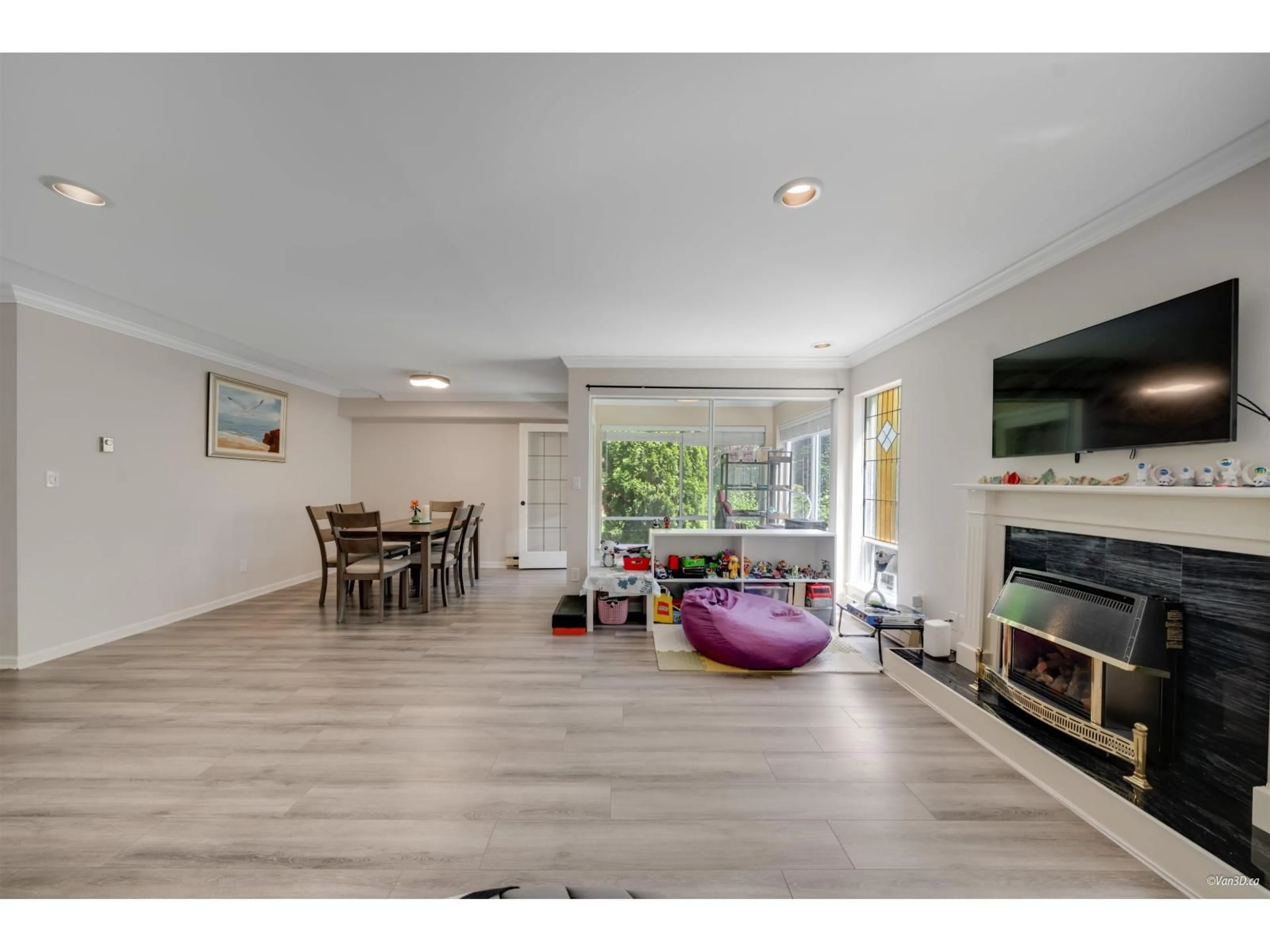 Living room with furniture, wood/laminate floor for 3 - 1552 EVERALL STREET, White Rock British Columbia V4B3S8