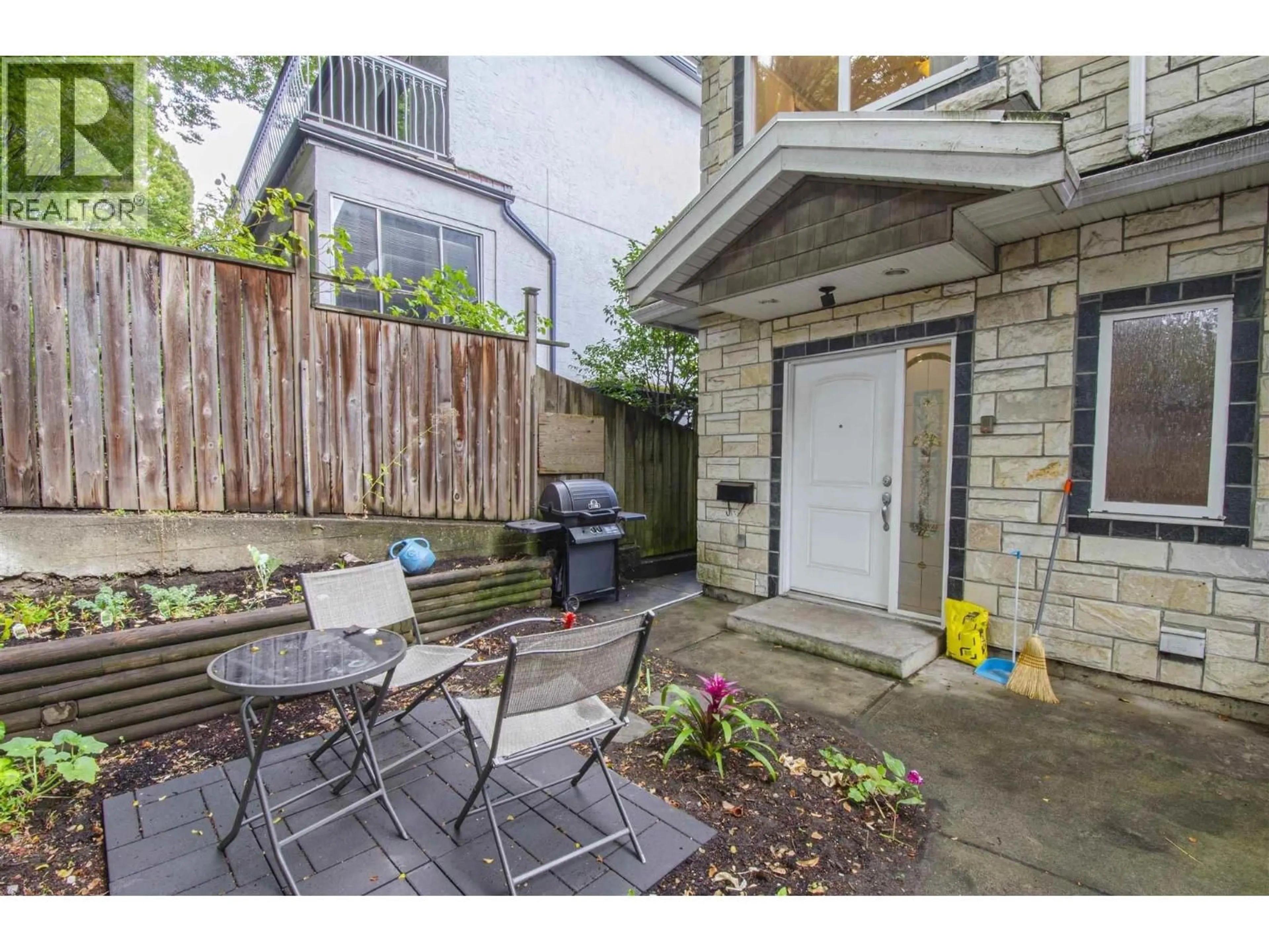 Patio, street for 1550 1ST AVENUE, Vancouver British Columbia V5N1A5