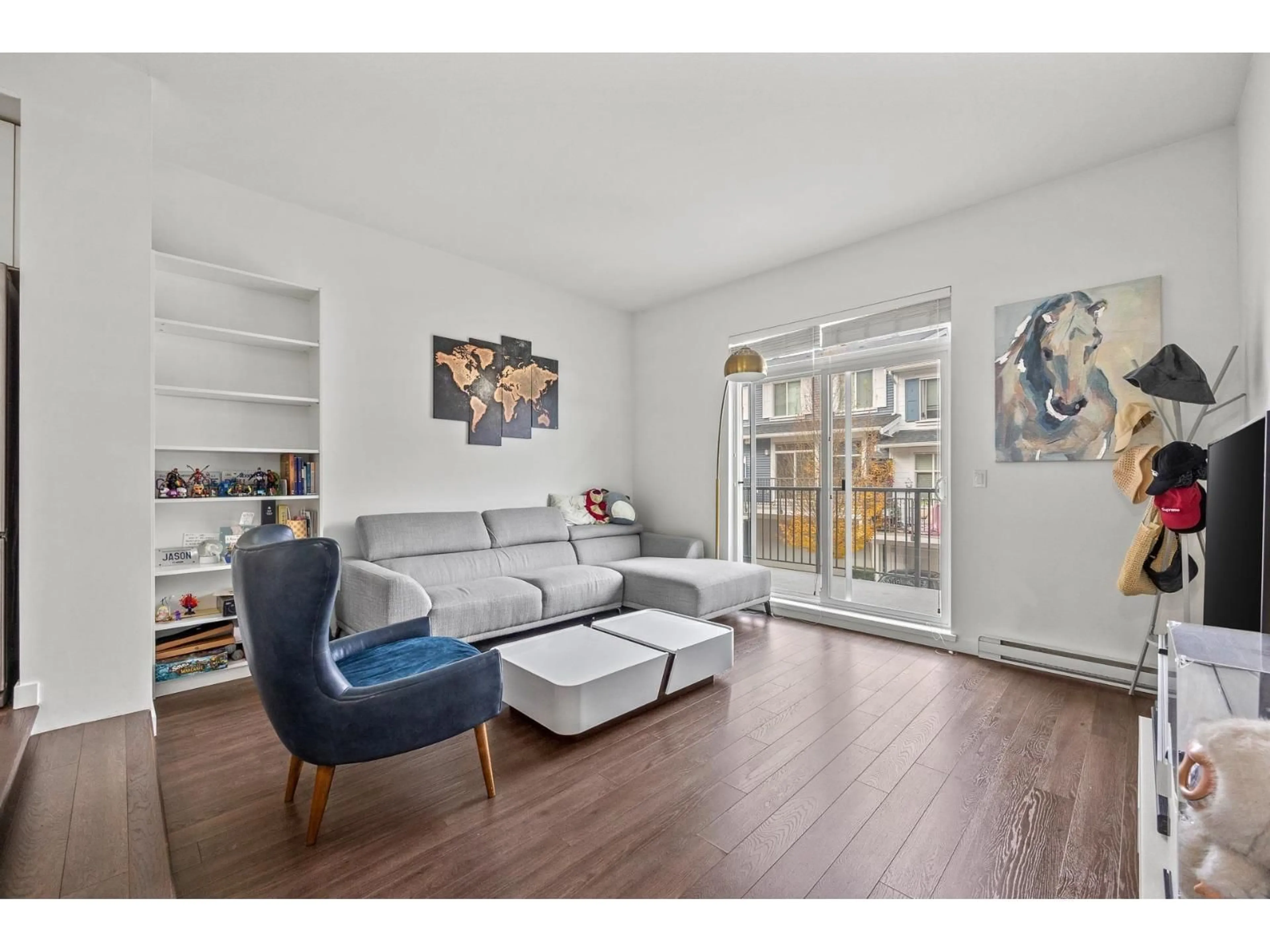 Living room with furniture, wood/laminate floor for 32 - 15268 28 AVENUE, Surrey British Columbia V4P0E8