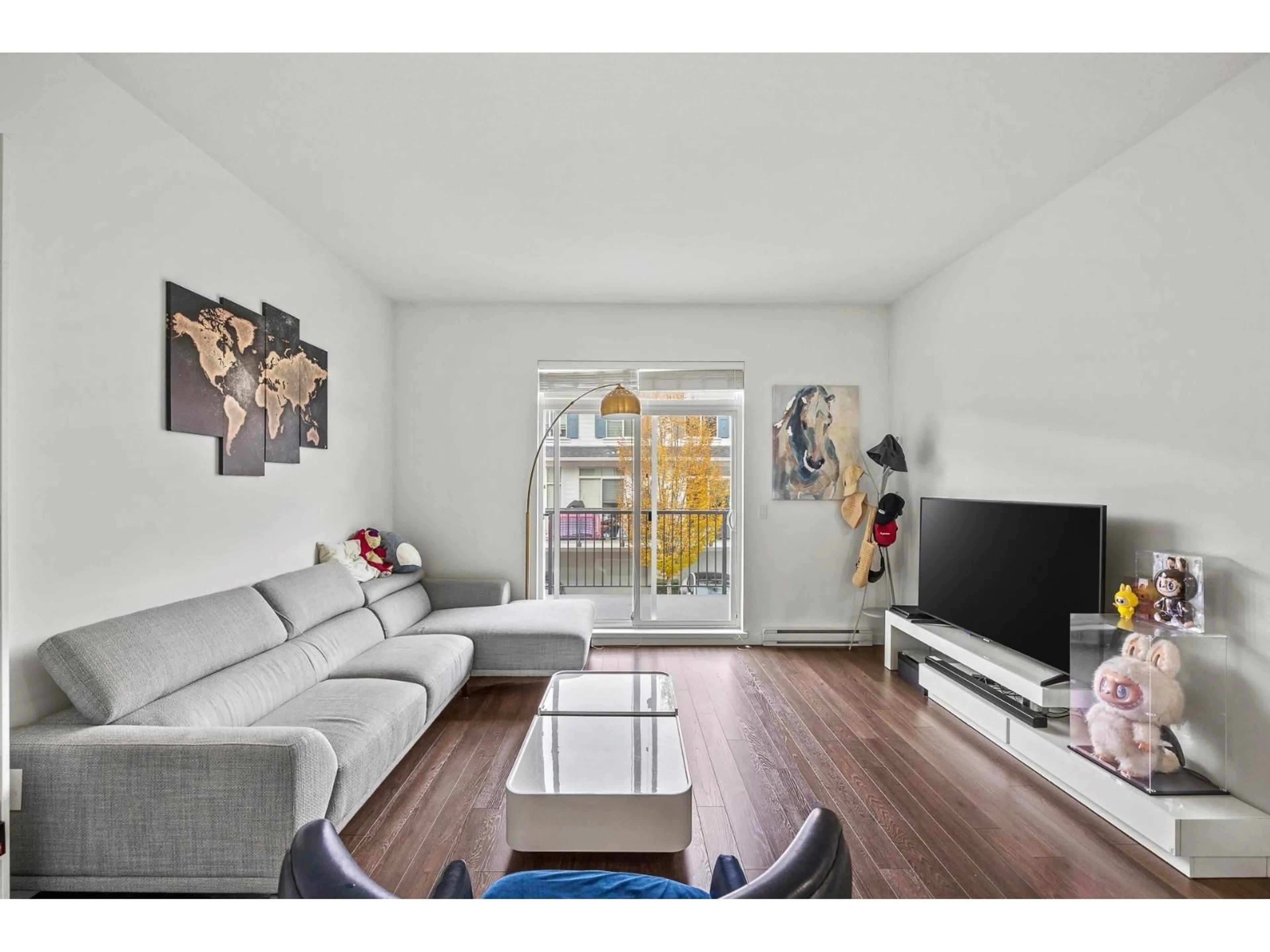 Living room with furniture, wood/laminate floor for 32 - 15268 28 AVENUE, Surrey British Columbia V4P0E8