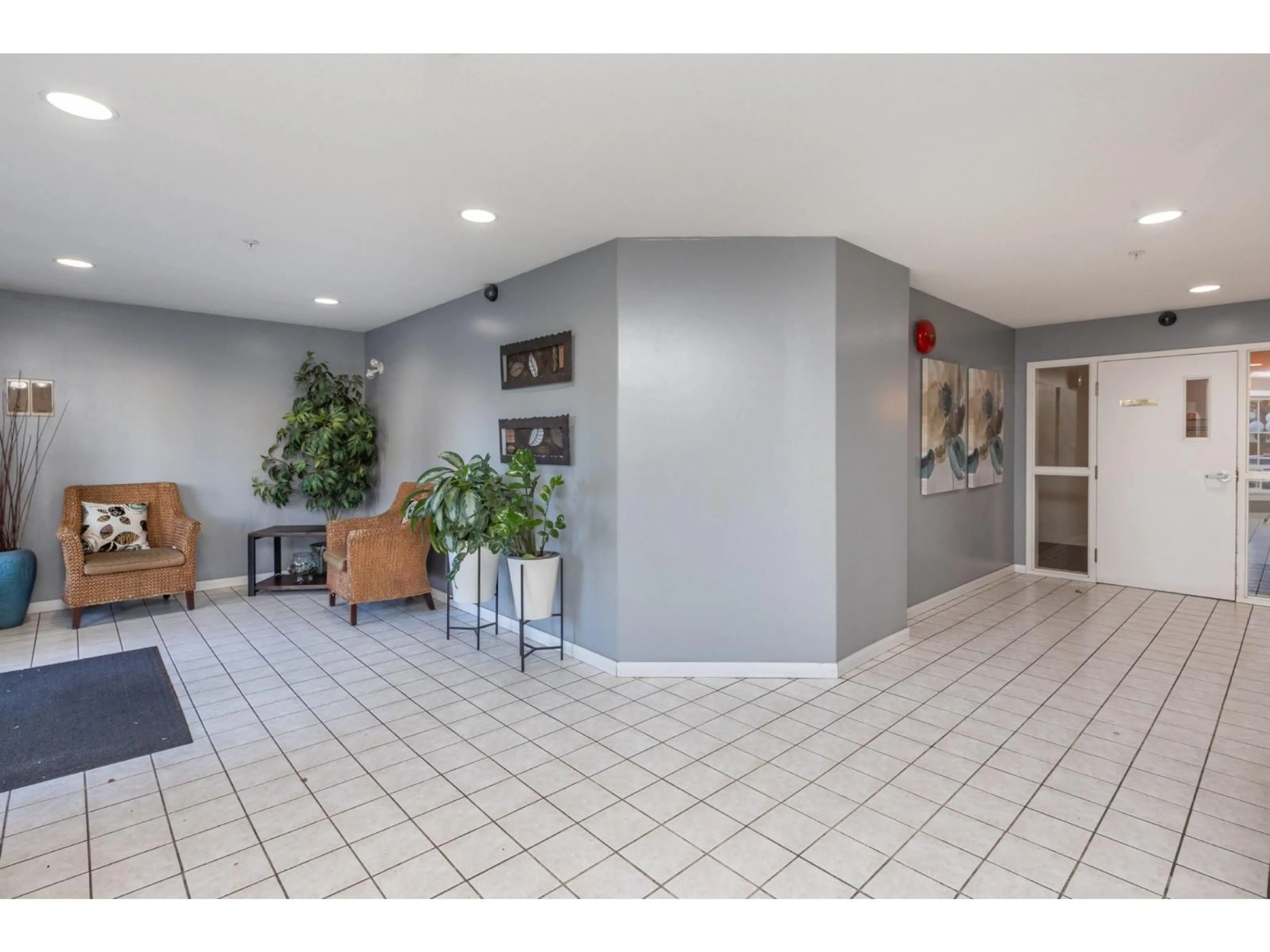 Indoor foyer for 209 - 2435 CENTER AVENUE, Abbotsford British Columbia V2T2N4