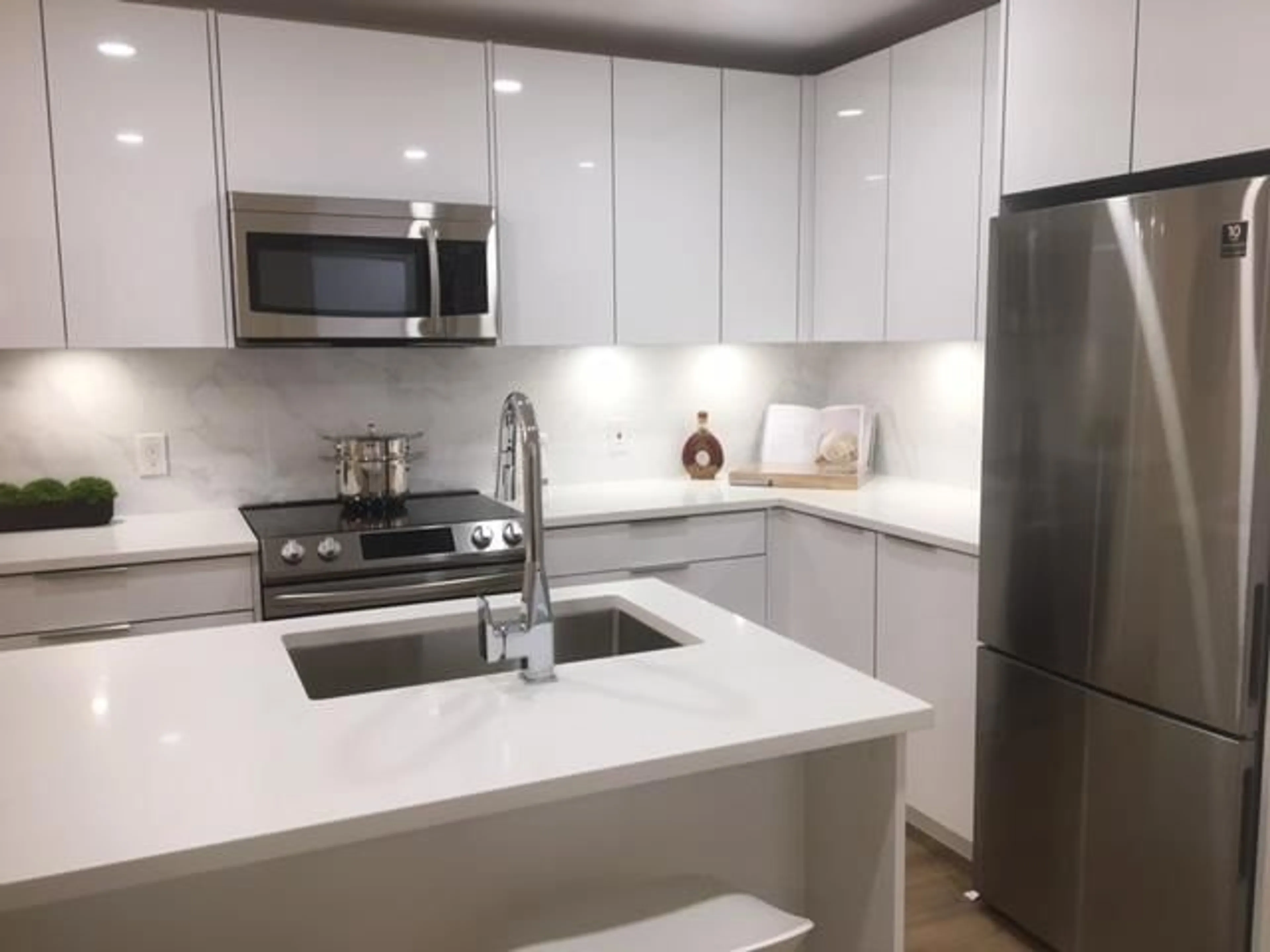 Standard kitchen, ceramic/tile floor for 413 - 15739 FRASER HIGHWAY, Surrey British Columbia V4N1G9