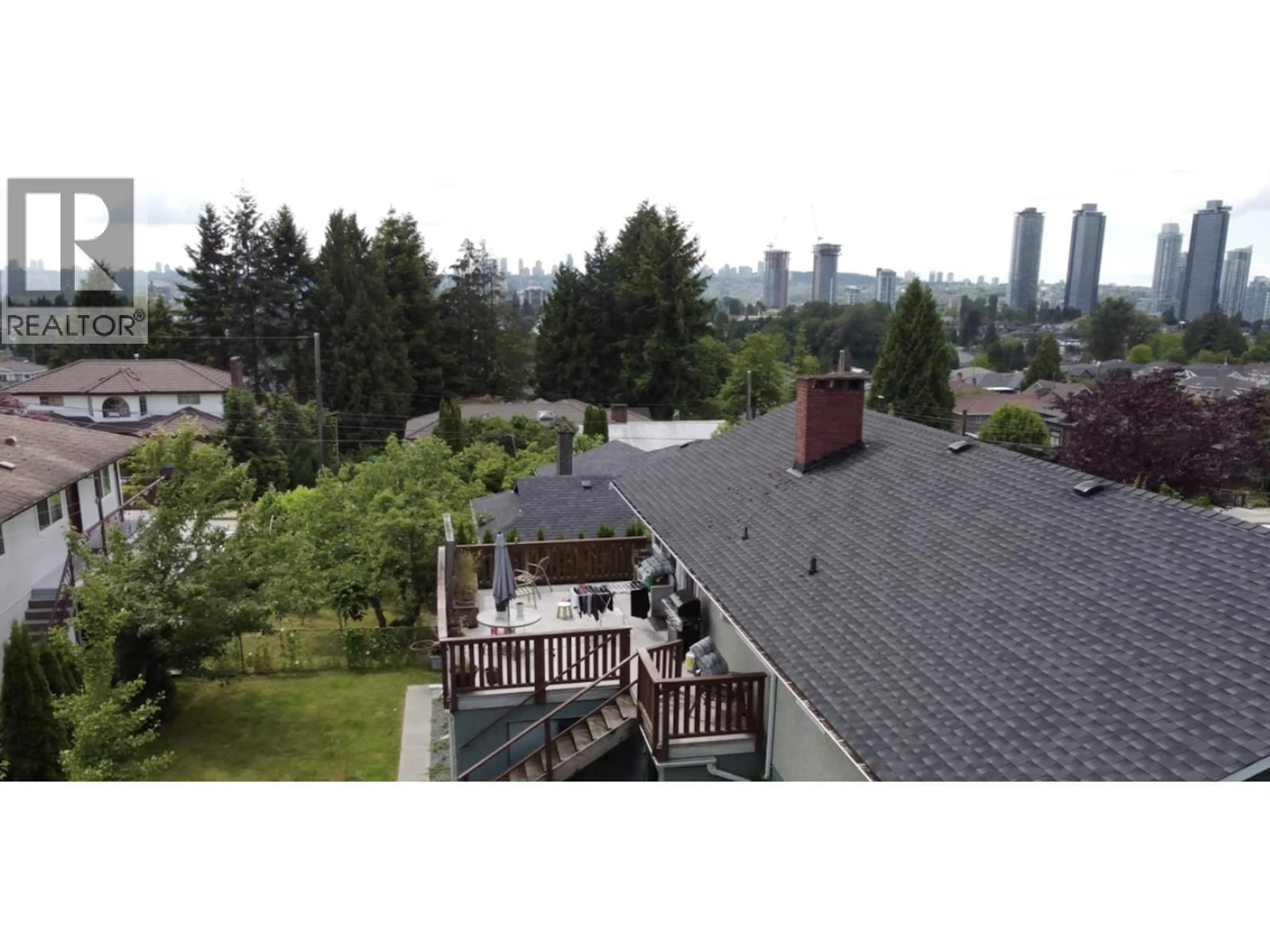 A pic from outside/outdoor area/front of a property/back of a property/a pic from drone, city buildings view from balcony for 560 SPRINGER AVENUE, Burnaby British Columbia V5B3K7
