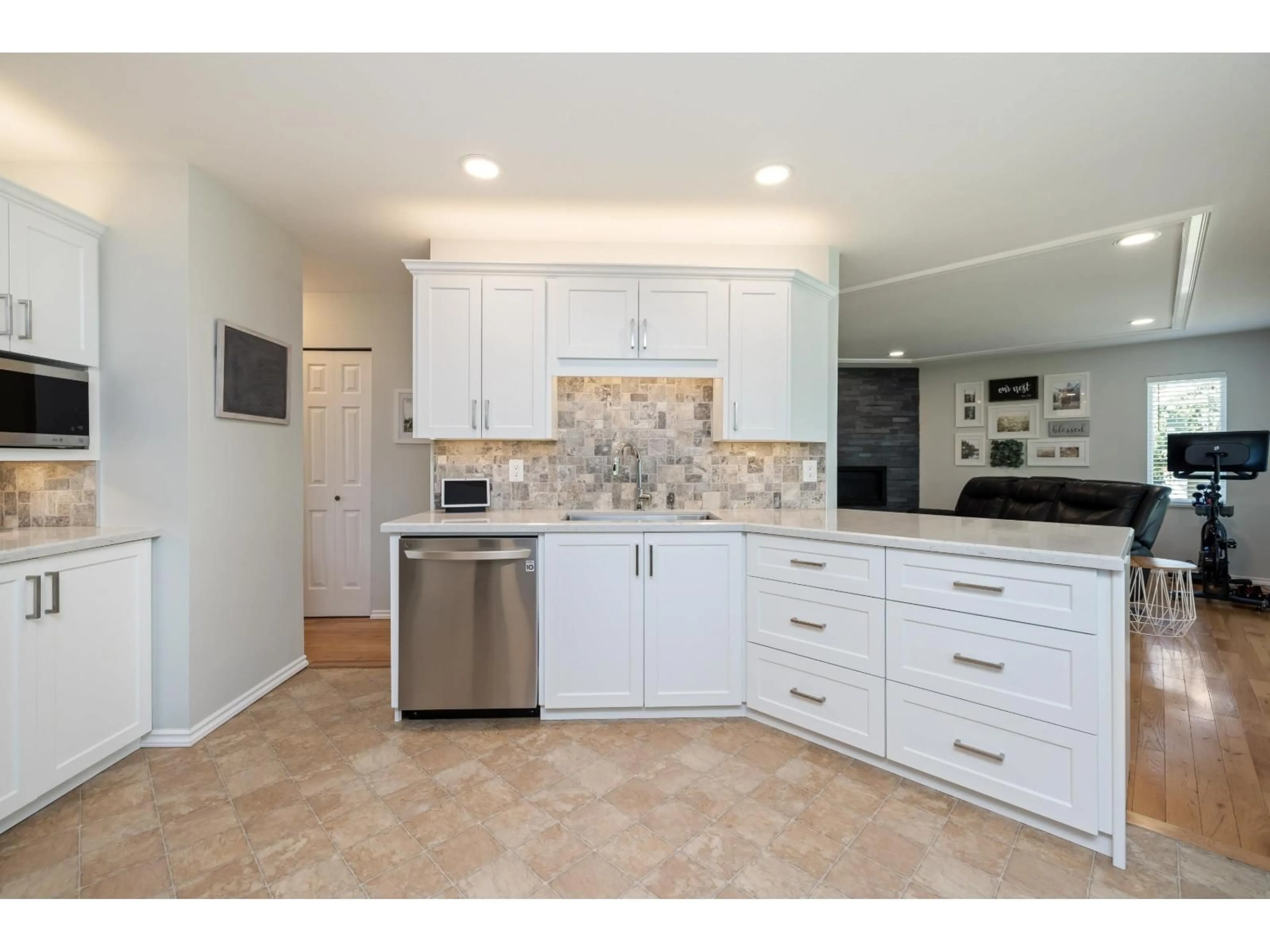 Open concept kitchen, ceramic/tile floor for 45257 RAVEN PLACE, Chilliwack British Columbia V2R2X1