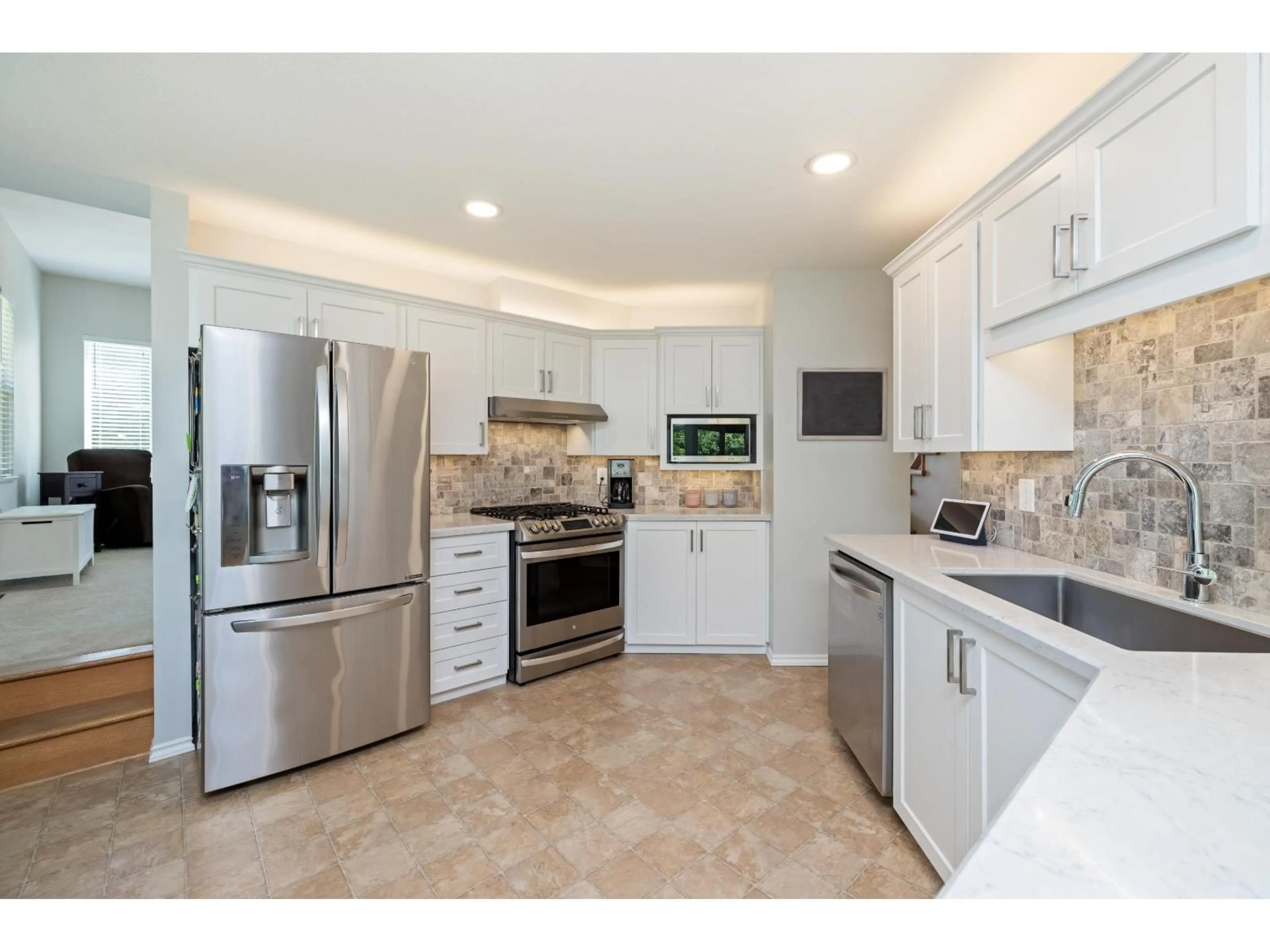 Open concept kitchen, ceramic/tile floor for 45257 RAVEN PLACE, Chilliwack British Columbia V2R2X1