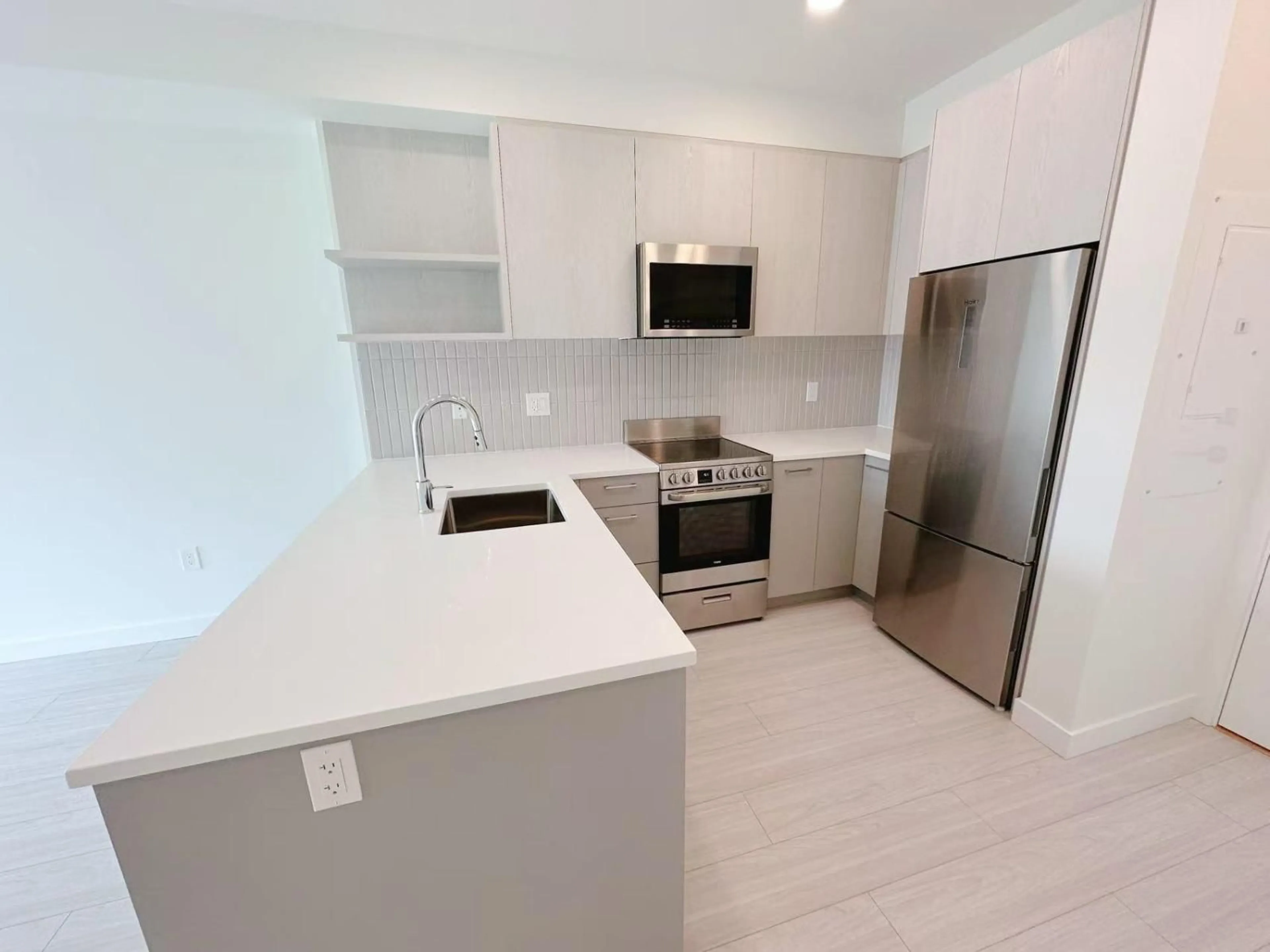 Standard kitchen, unknown for 302 - 10777 138 STREET, Surrey British Columbia V3T0T5