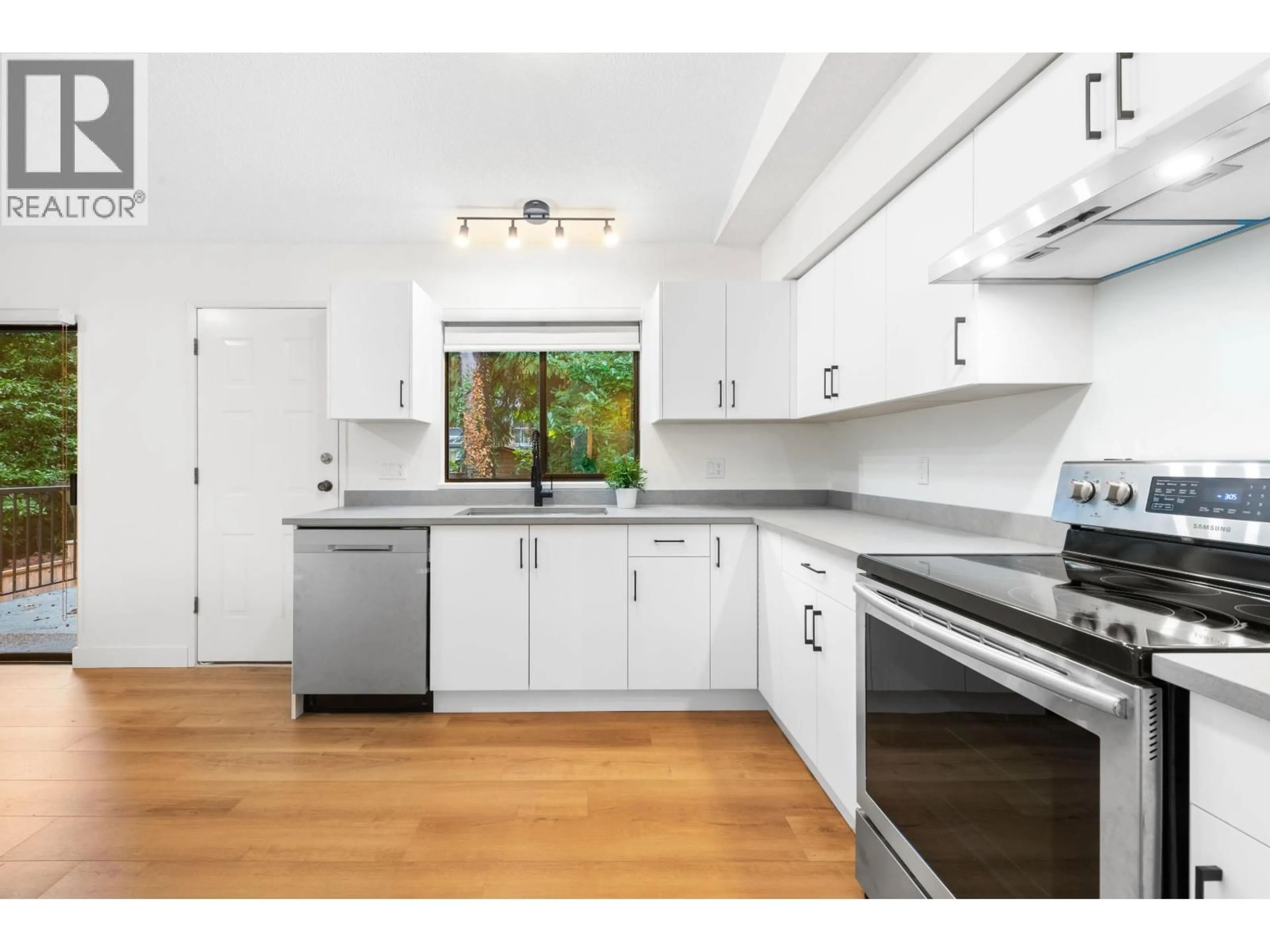 Standard kitchen, unknown for 1777 CALEDONIA AVENUE, North Vancouver British Columbia V7G1T5