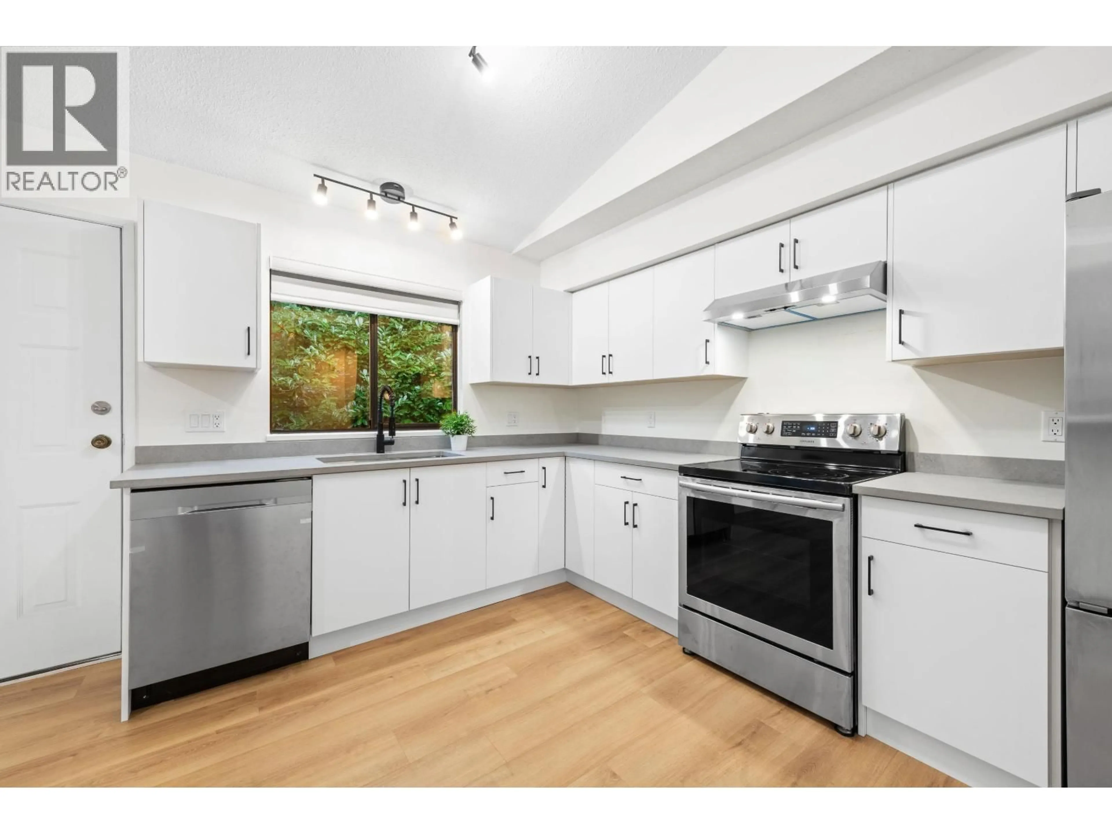 Standard kitchen, unknown for 1777 CALEDONIA AVENUE, North Vancouver British Columbia V7G1T5