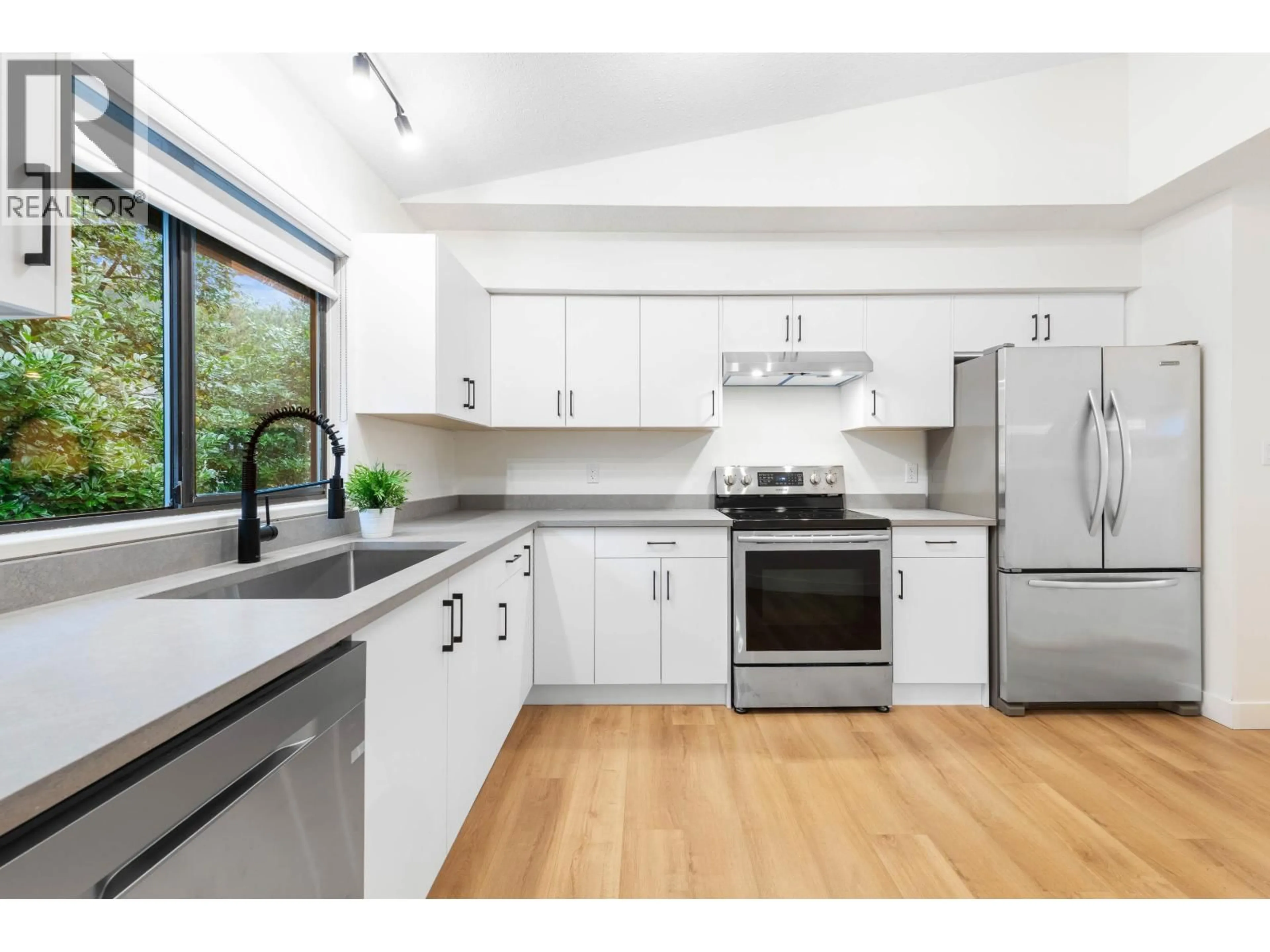 Standard kitchen, wood/laminate floor for 1777 CALEDONIA AVENUE, North Vancouver British Columbia V7G1T5