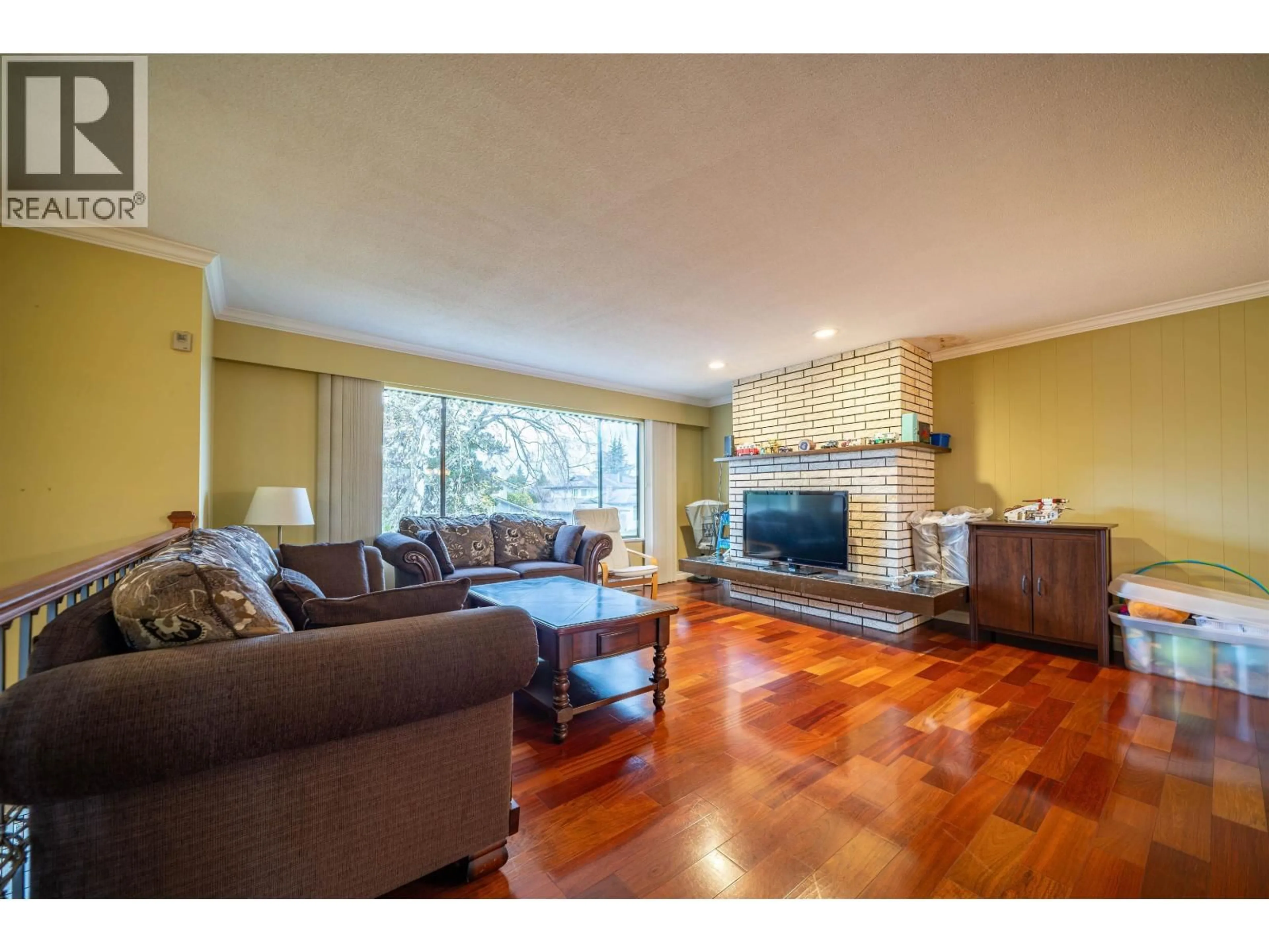 Living room with furniture, wood/laminate floor for 10720 ARGENTIA DRIVE, Richmond British Columbia V7E4K5