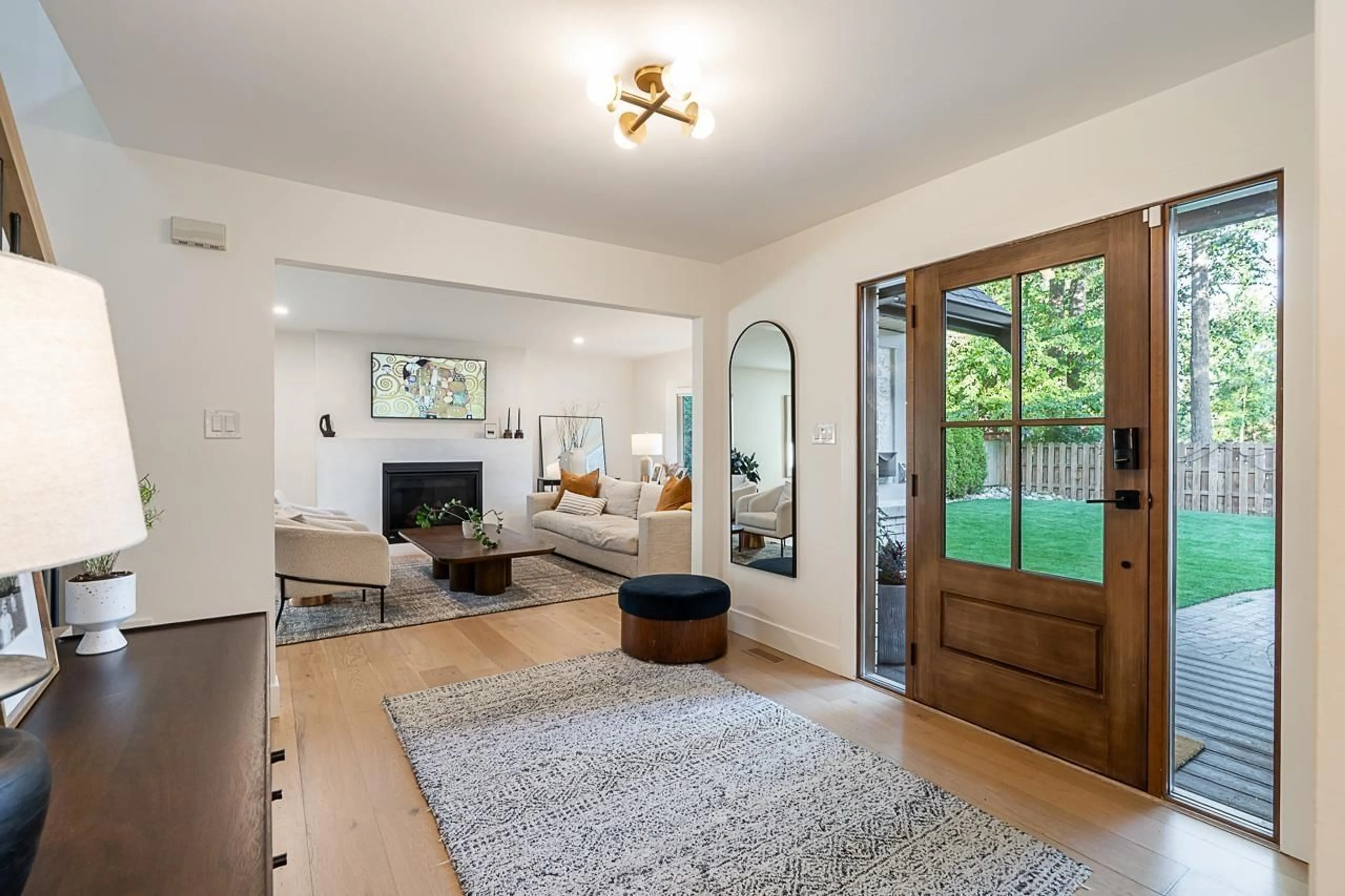 Indoor entryway for 839 164 STREET, Surrey British Columbia V4A4Y4