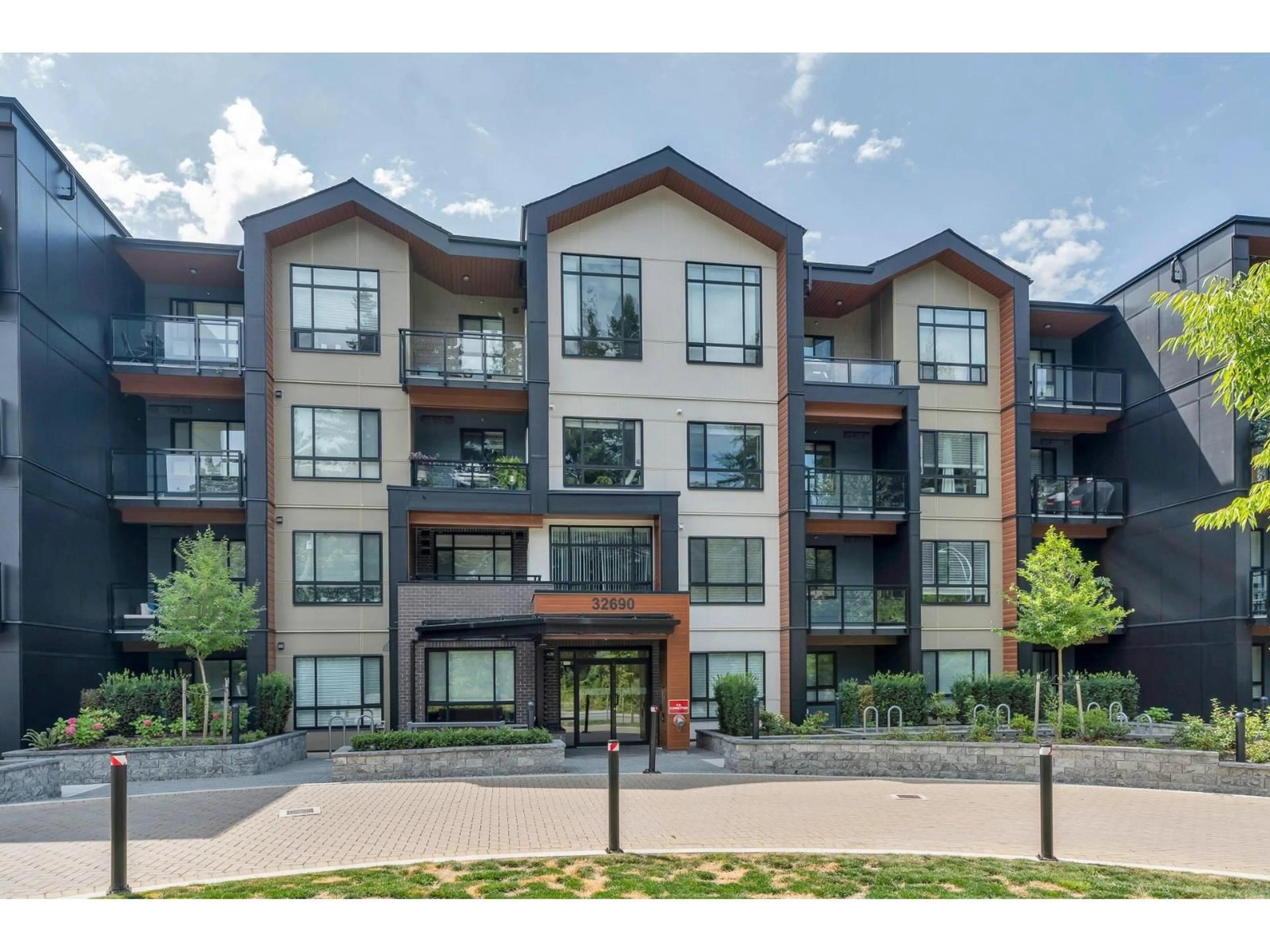 A pic from outside/outdoor area/front of a property/back of a property/a pic from drone, unknown for 319 32690 14 AVENUE, Mission British Columbia V2V0K5