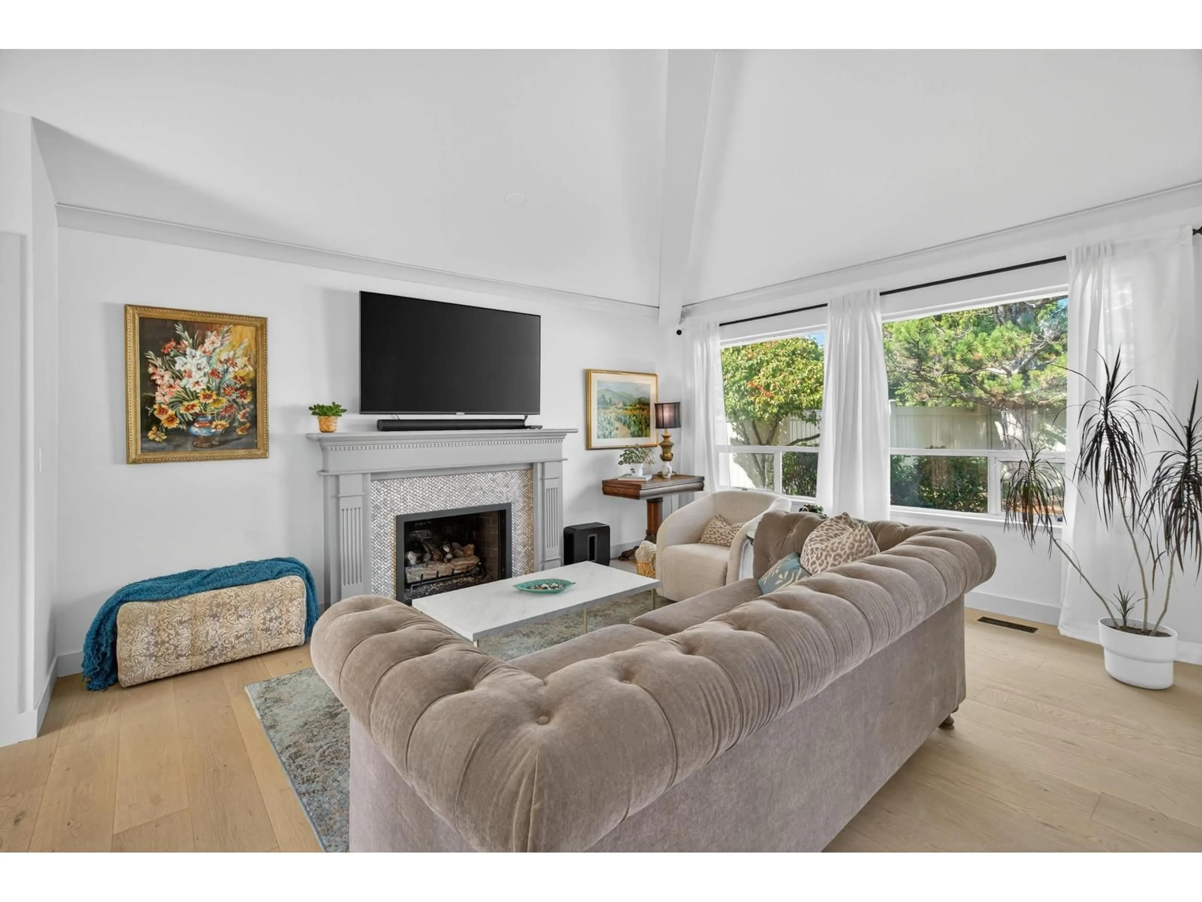 Living room with furniture, unknown for 116 - 15121 19 AVENUE, Surrey British Columbia V4A8J4