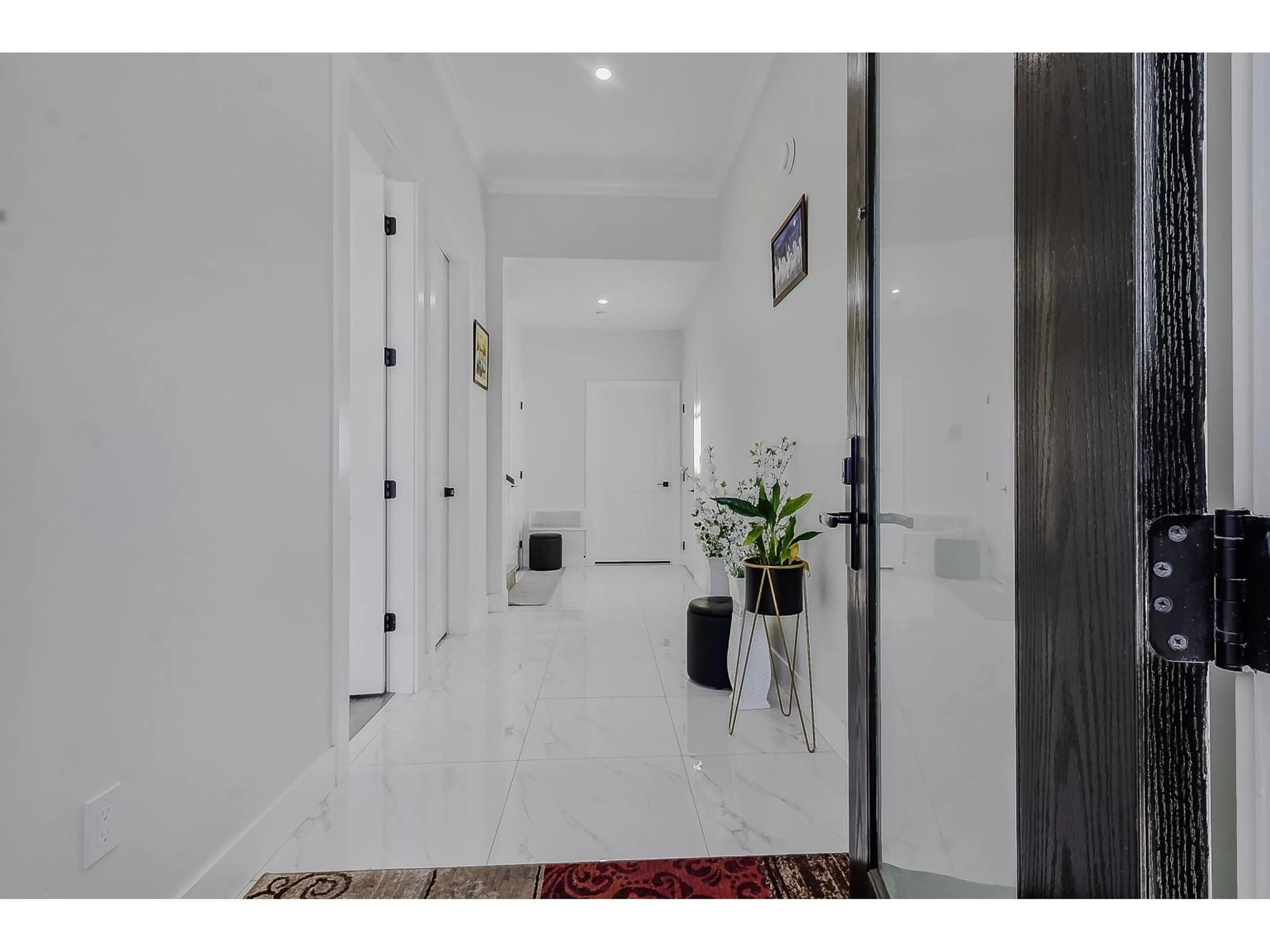 Indoor foyer for 33967 BARKER COURT, Mission British Columbia V2V6B2