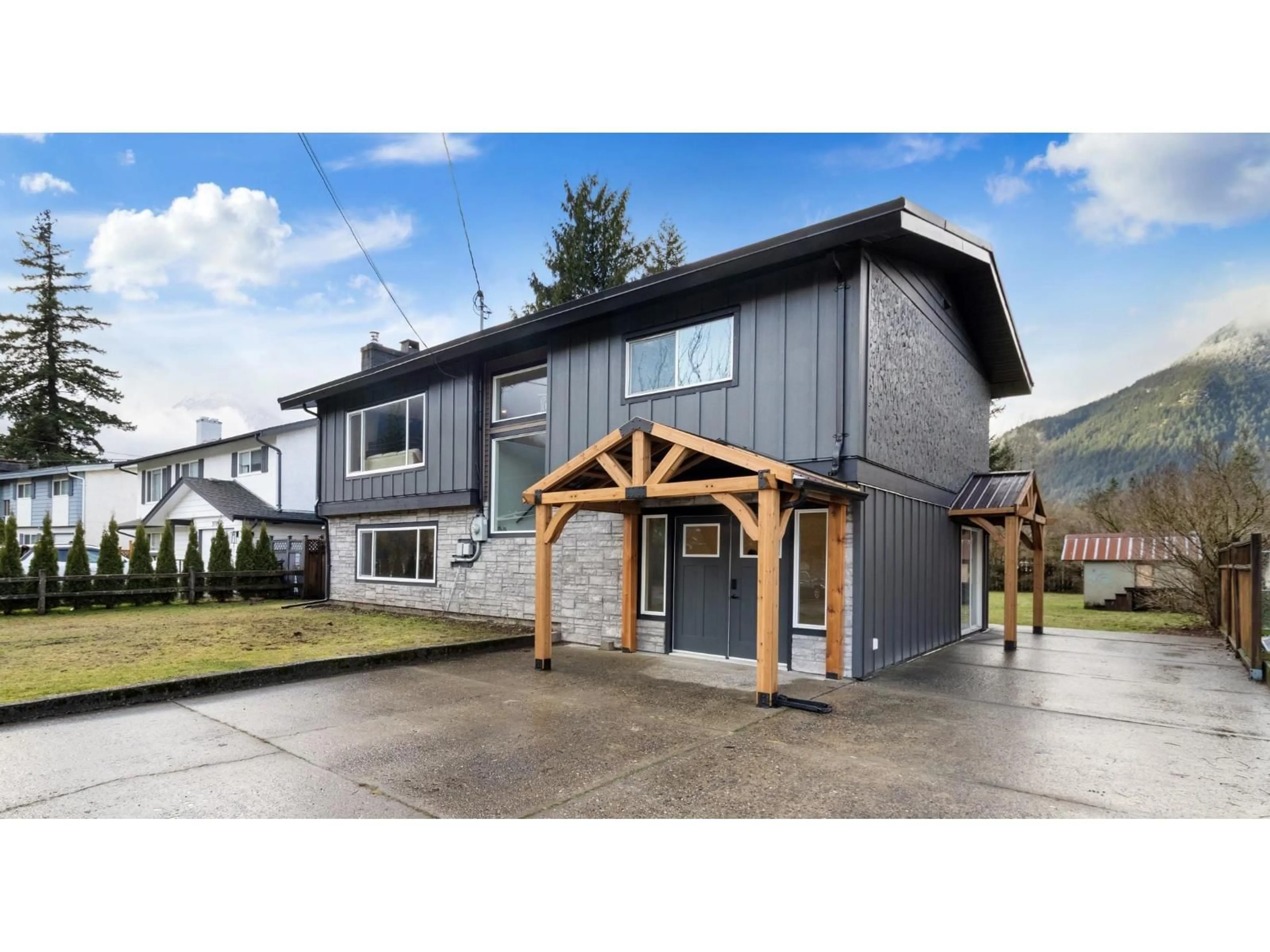 Home with vinyl exterior material, street for 354 3RD AVENUE, Hope British Columbia V0X1L0