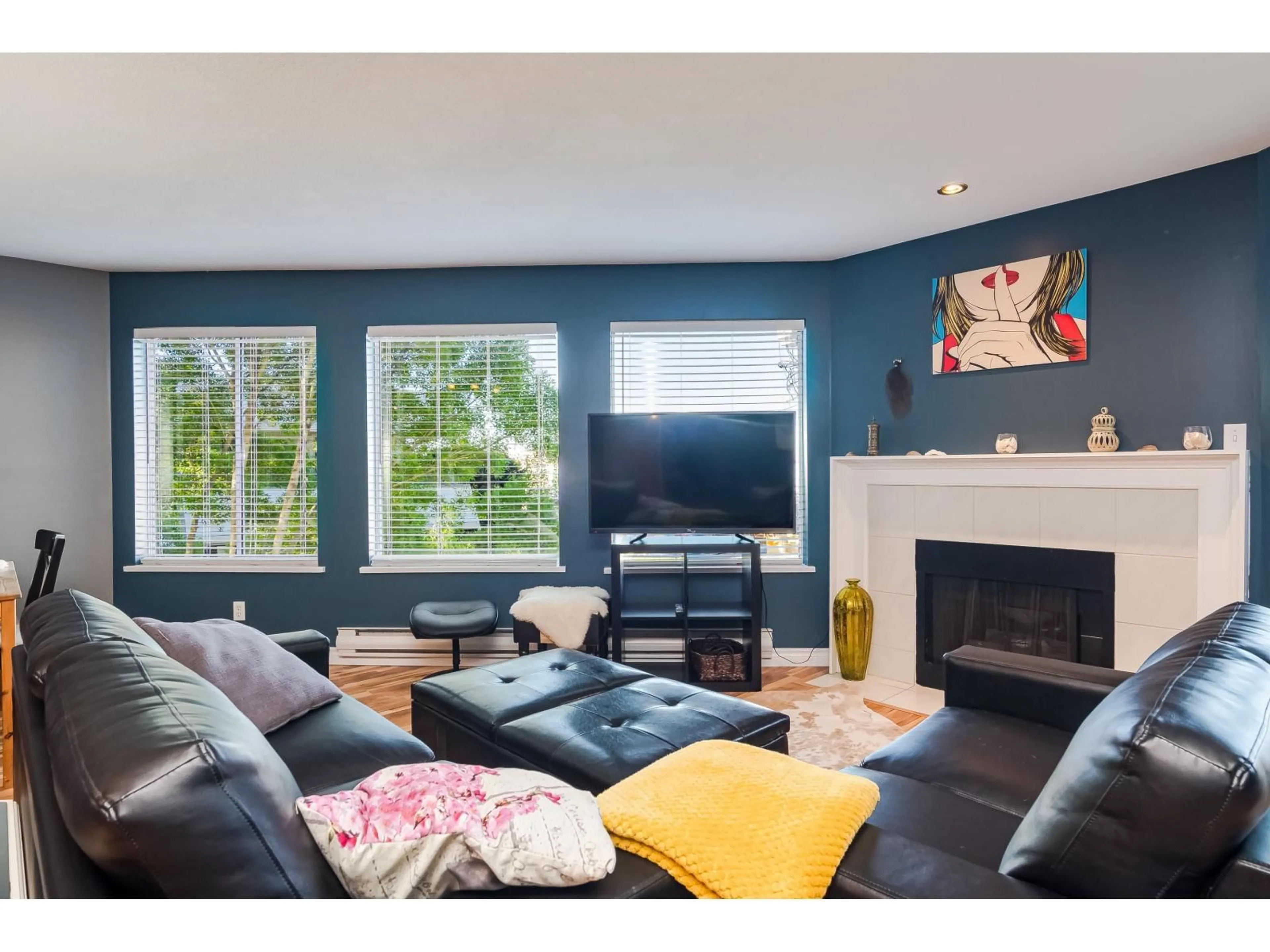 Living room with furniture, wood/laminate floor for 204 - 1369 GEORGE STREET, White Rock British Columbia V4B4A1