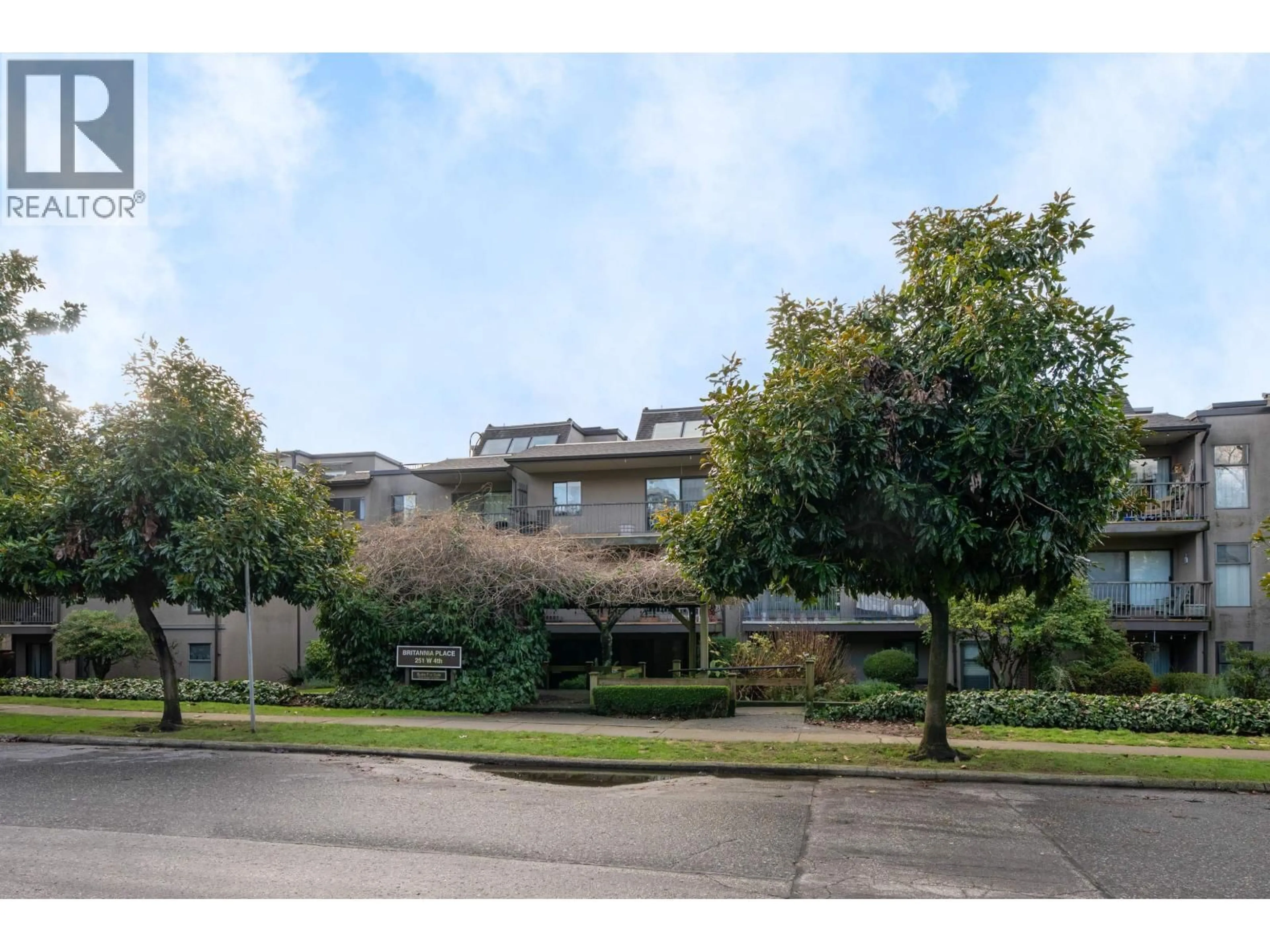 A pic from outside/outdoor area/front of a property/back of a property/a pic from drone, street for 215 - 251 4TH STREET, North Vancouver British Columbia V7M1H8