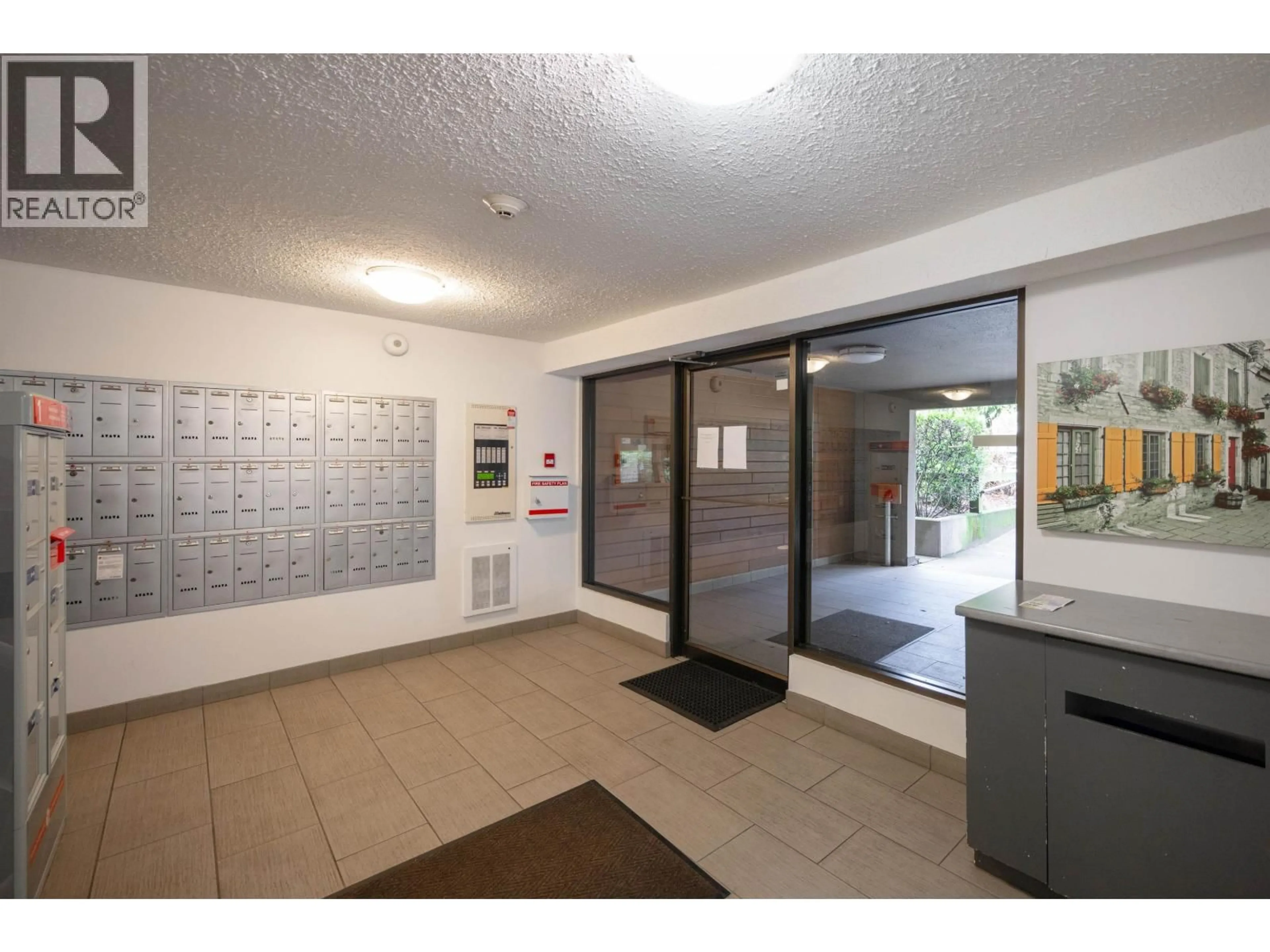 Indoor foyer for 215 - 251 4TH STREET, North Vancouver British Columbia V7M1H8