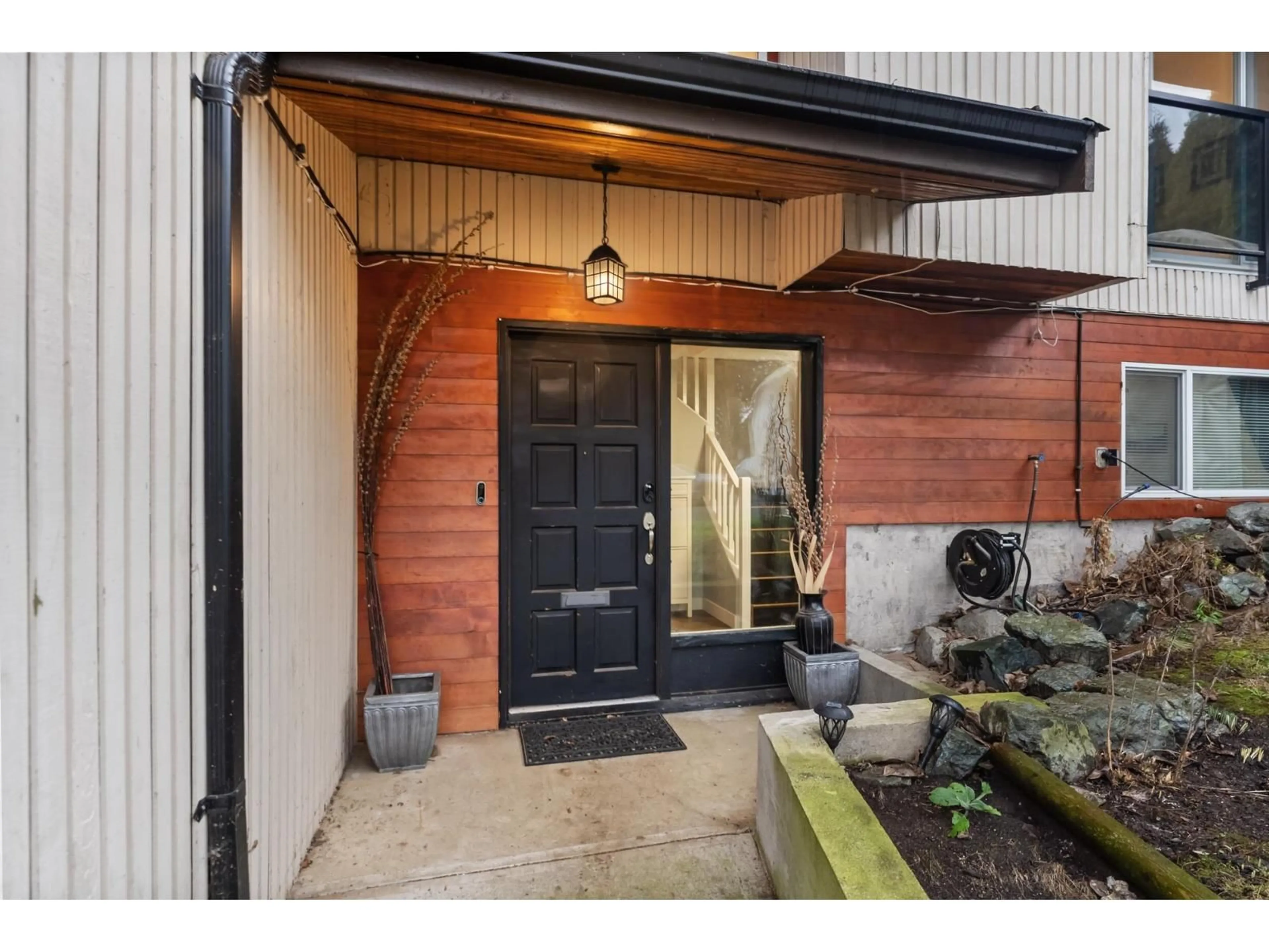 Indoor entryway for 2489 SUNNYSIDE PLACE, Abbotsford British Columbia V2T4C4