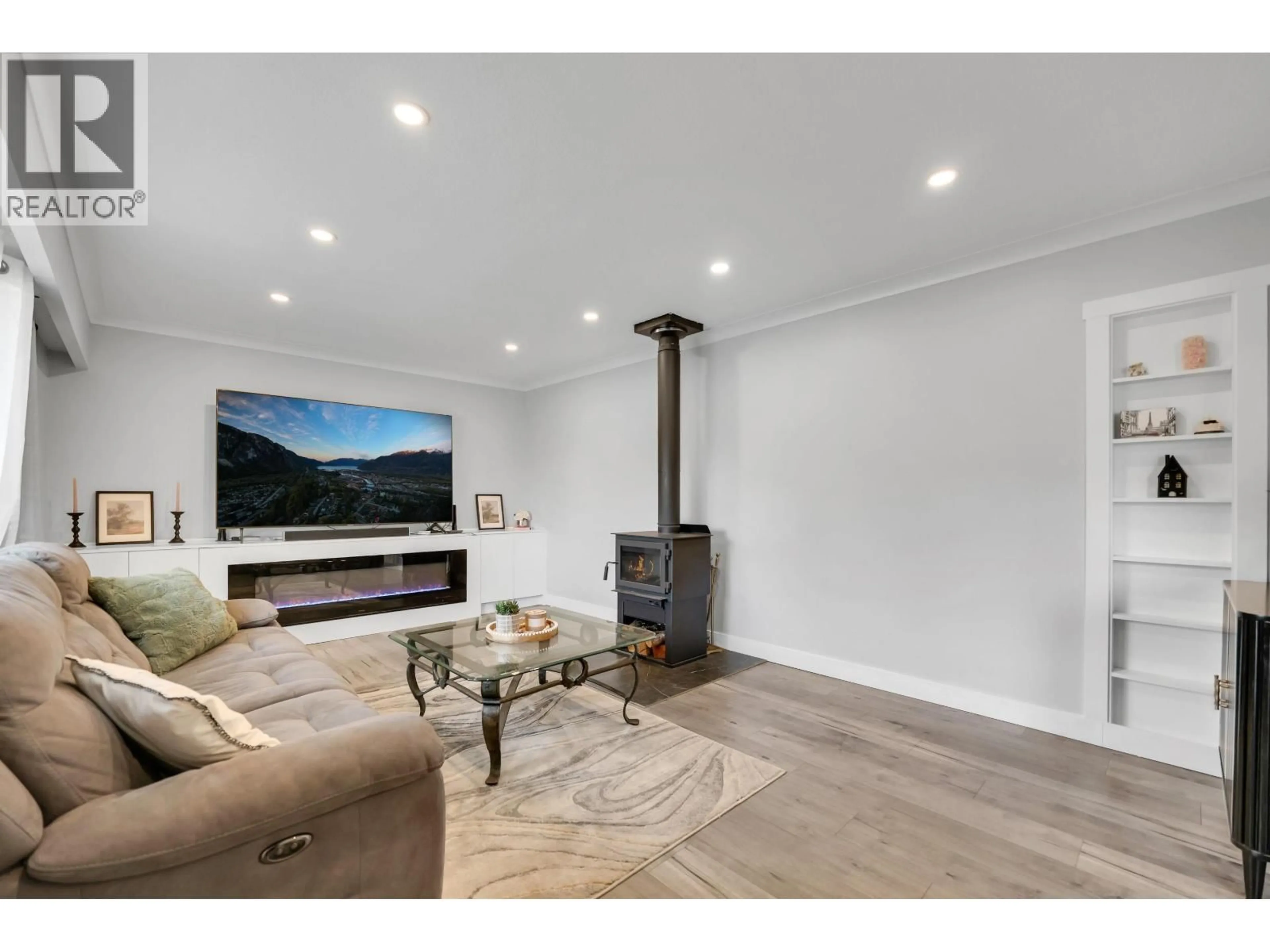 Living room with furniture, wood/laminate floor for 2026 GARIBALDI WAY, Squamish British Columbia V0N1T0