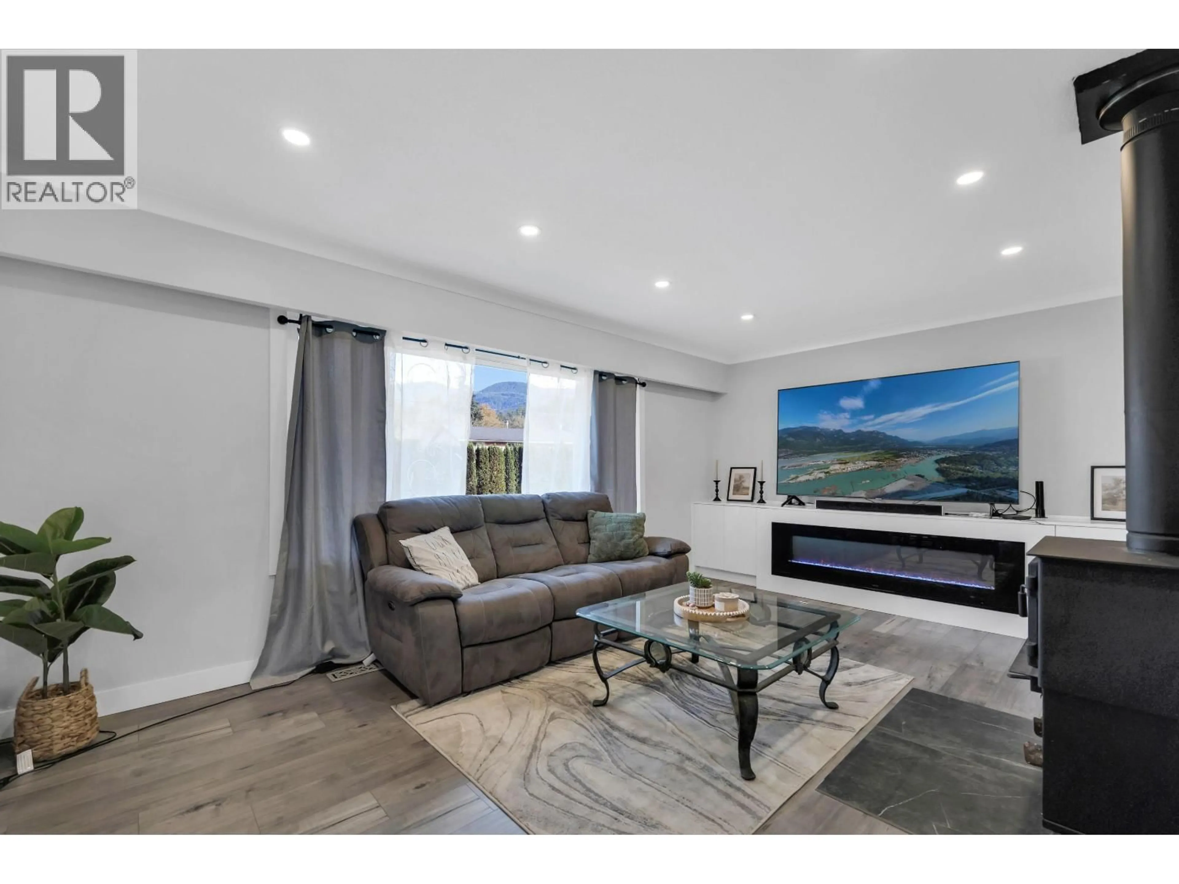Living room with furniture, wood/laminate floor for 2026 GARIBALDI WAY, Squamish British Columbia V0N1T0