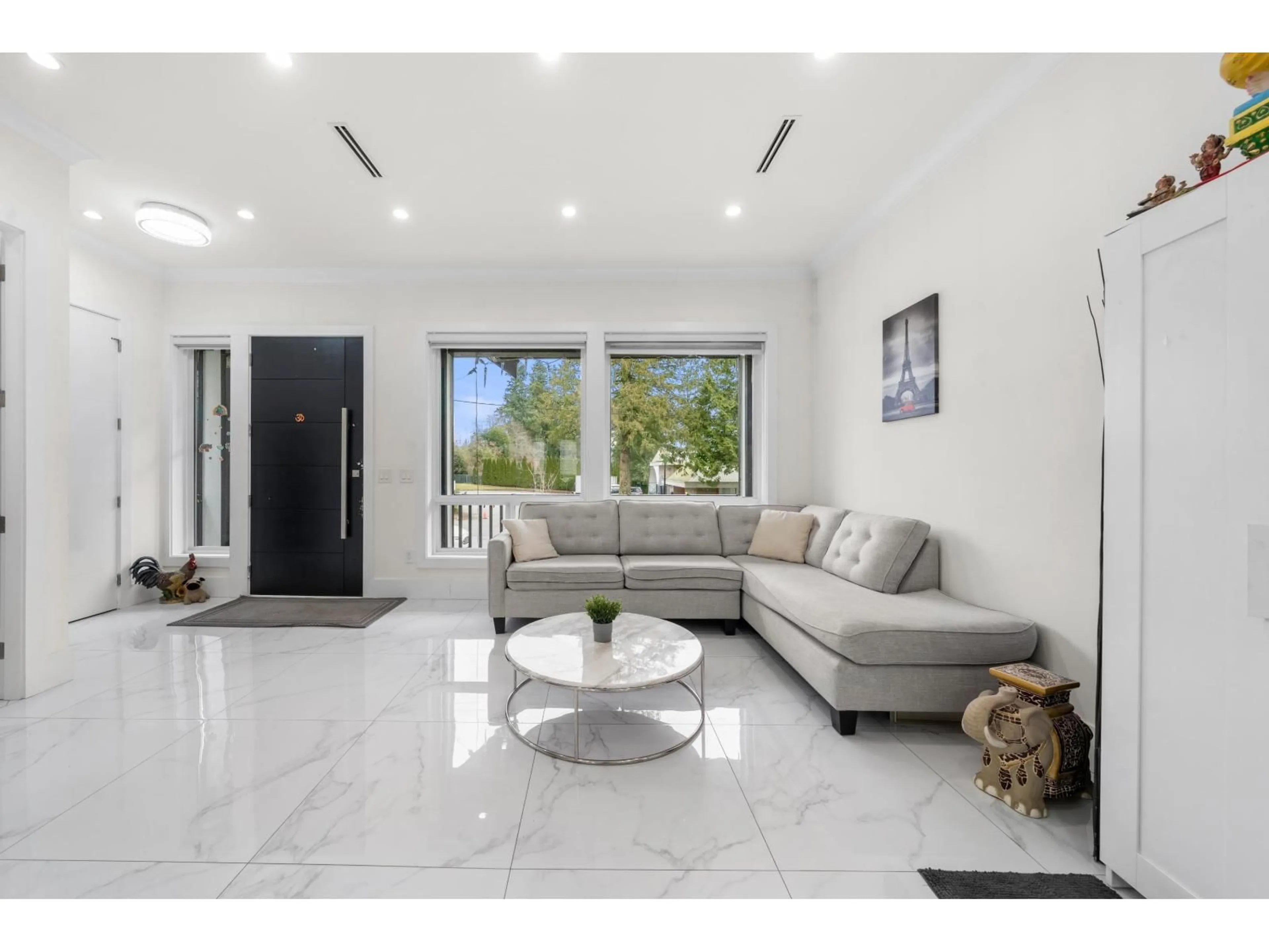 Living room with furniture, ceramic/tile floor for 6021 128A STREET, Surrey British Columbia V3X2L3