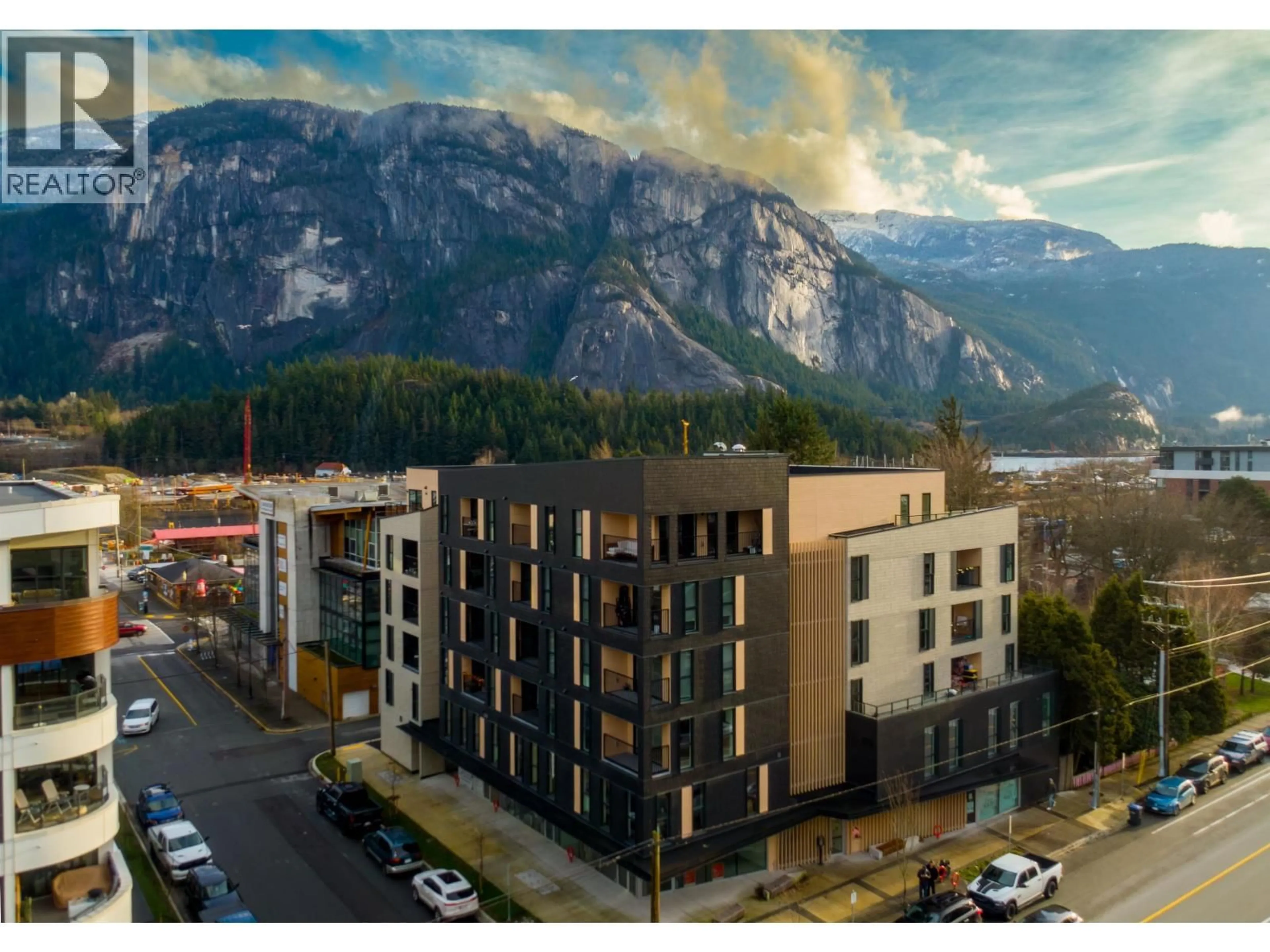 A pic from outside/outdoor area/front of a property/back of a property/a pic from drone, mountain view for 405 - 37994 SECOND AVENUE, Squamish British Columbia V8B0C4