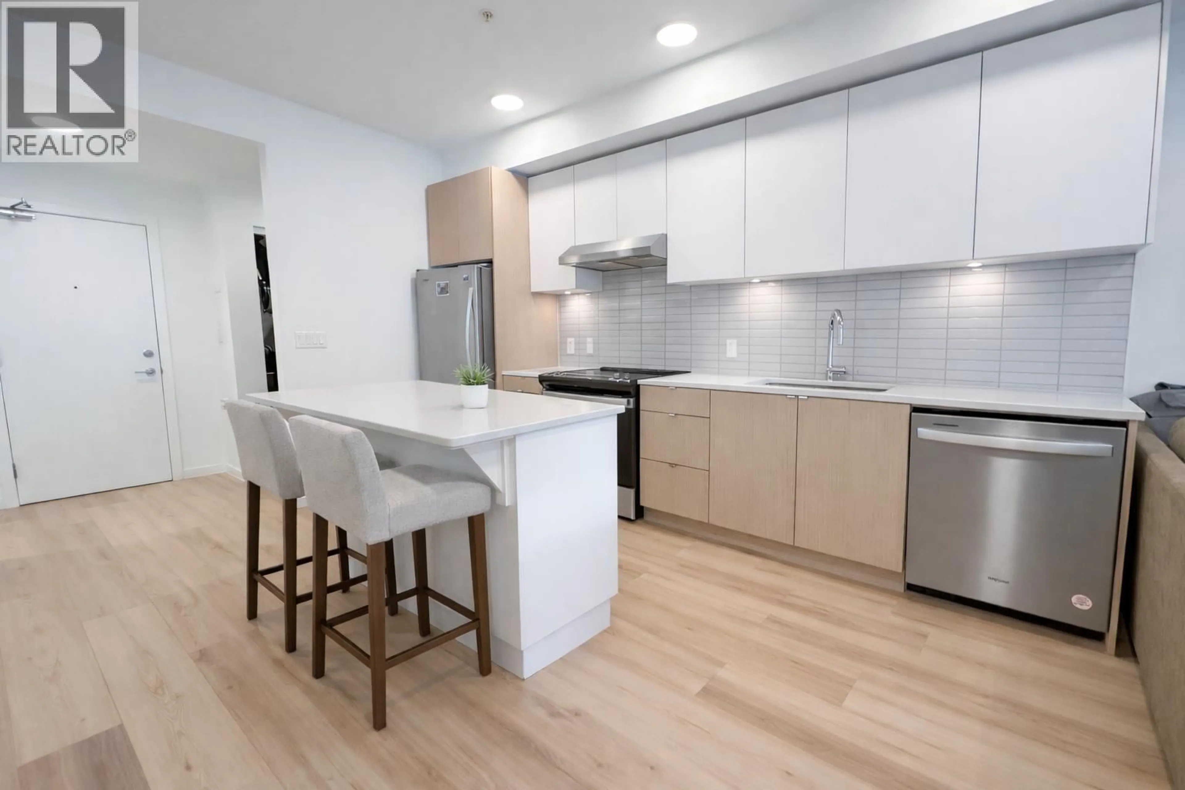 Open concept kitchen, wood/laminate floor for 405 - 37994 SECOND AVENUE, Squamish British Columbia V8B0C4