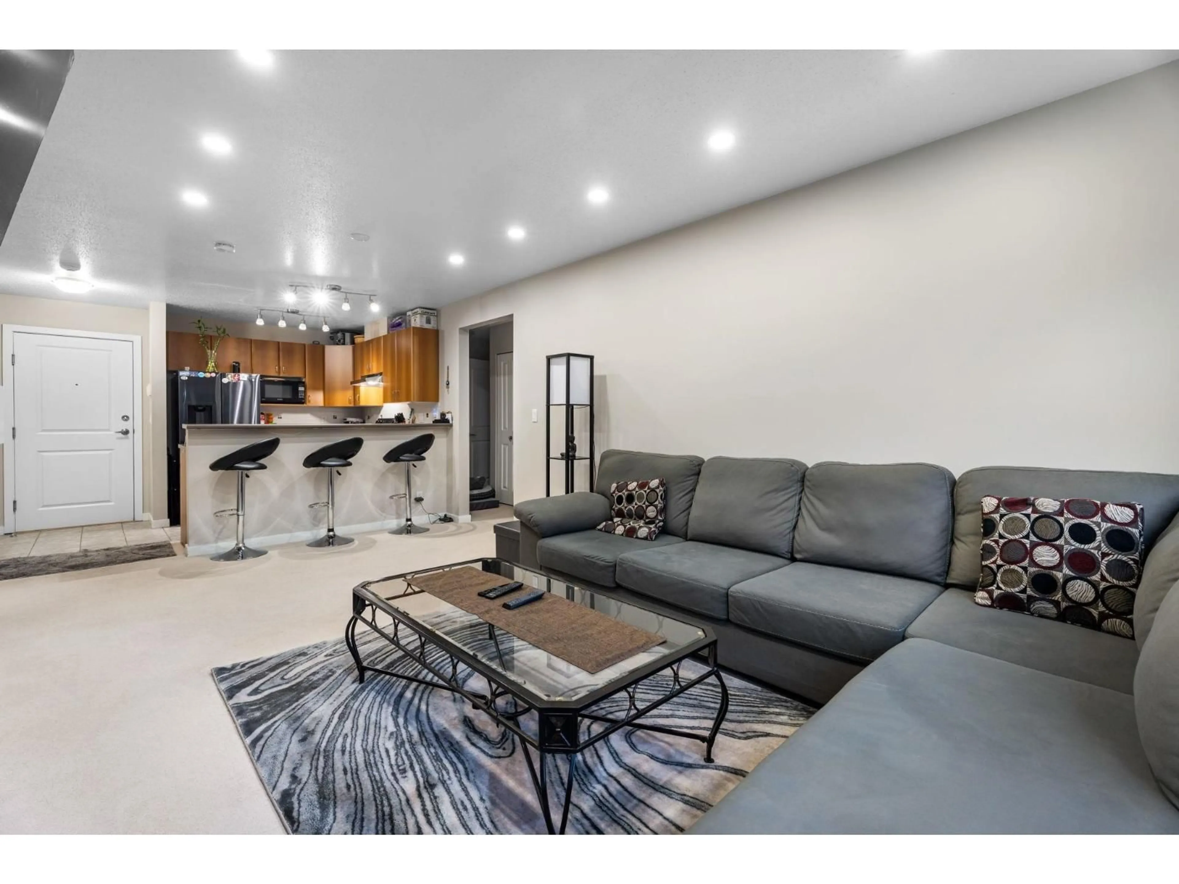 Living room with furniture, unknown for 203 - 14885 105 AVENUE, Surrey British Columbia V3R2V6