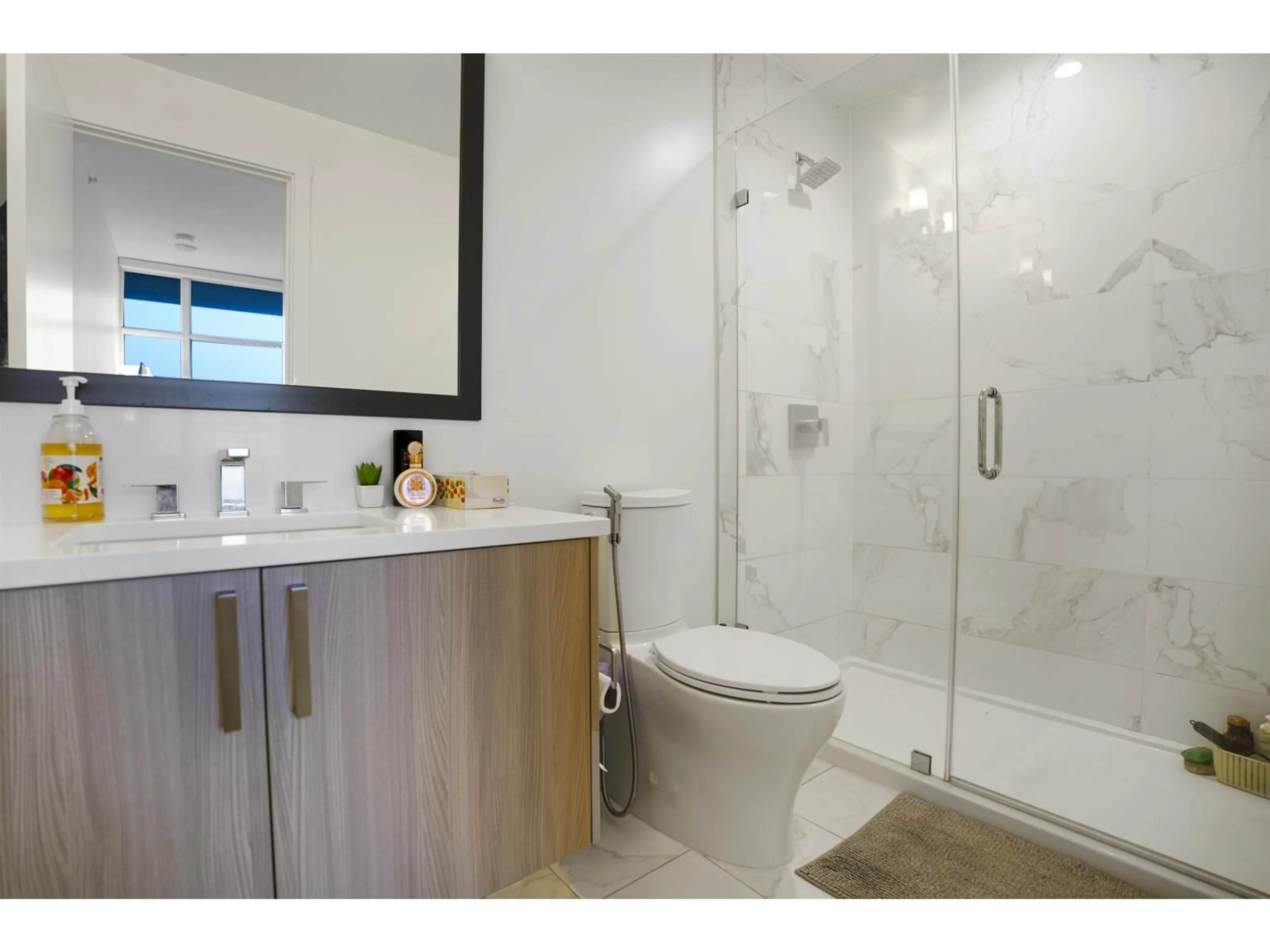 Standard bathroom, ceramic/tile floor for 4107 - 13350 CENTRAL AVENUE, Surrey British Columbia V3T0S1