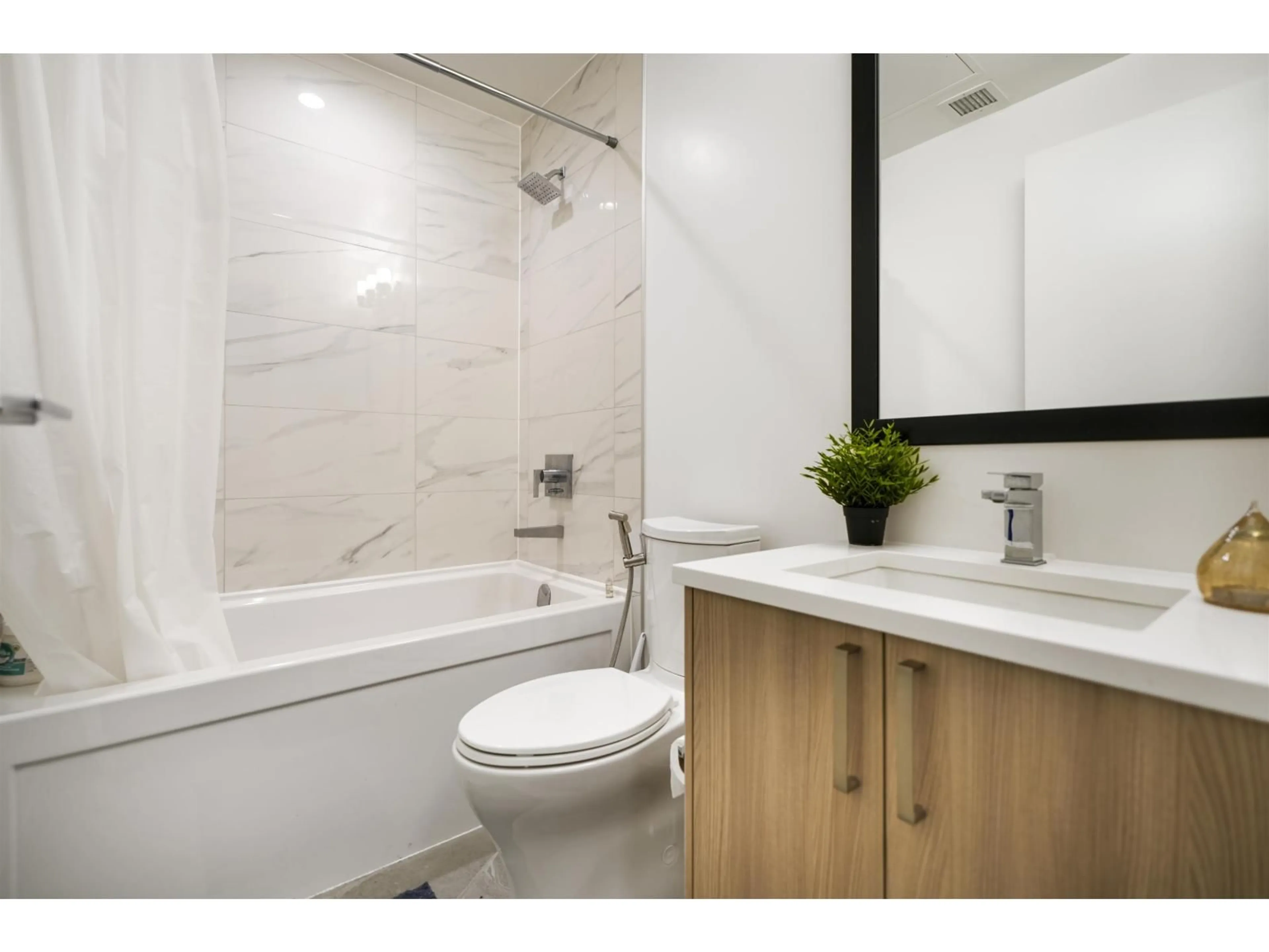 Standard bathroom, ceramic/tile floor for 4107 - 13350 CENTRAL AVENUE, Surrey British Columbia V3T0S1
