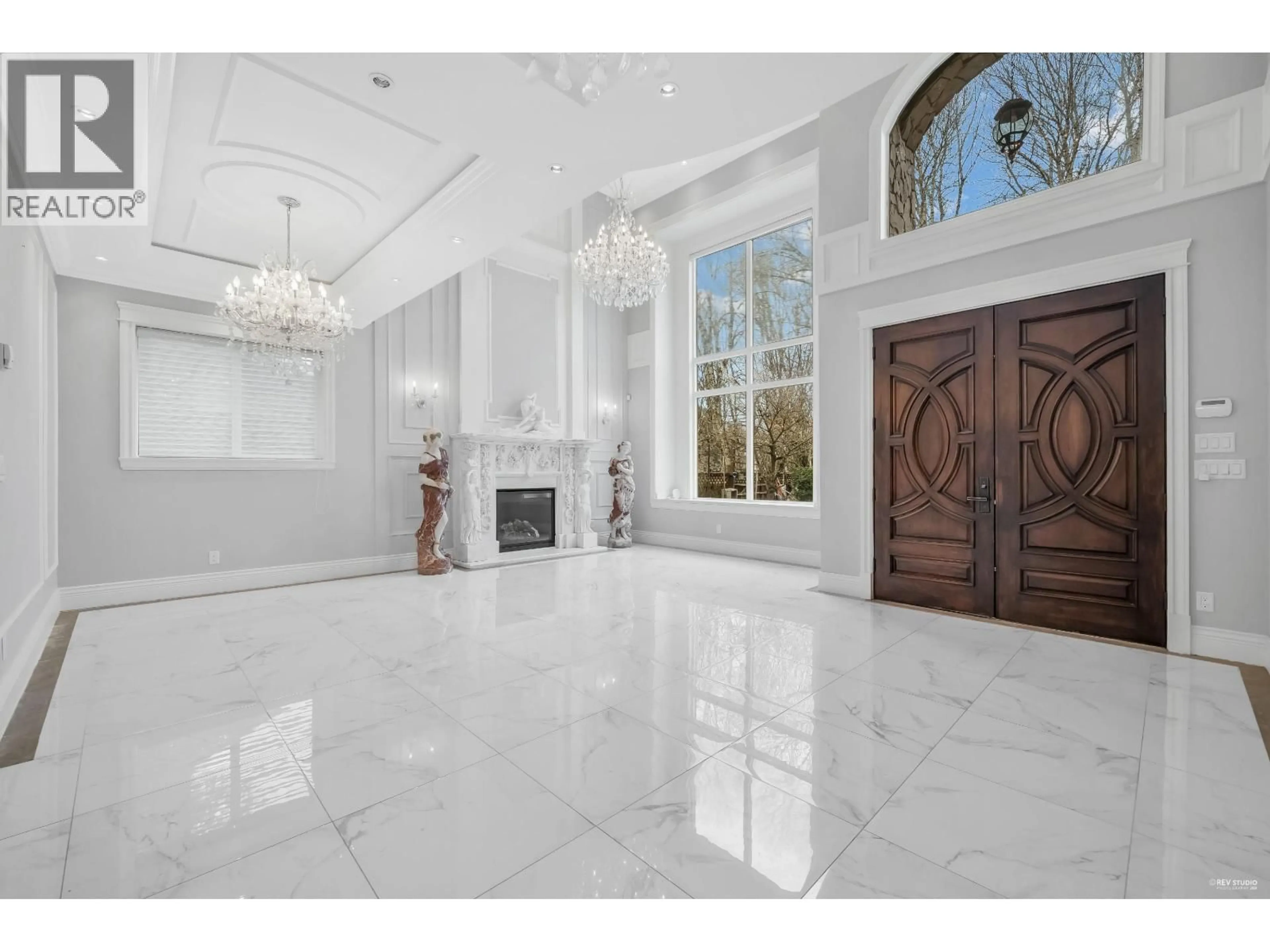 Indoor foyer for 8560 RYAN ROAD, Richmond British Columbia V7A2E6