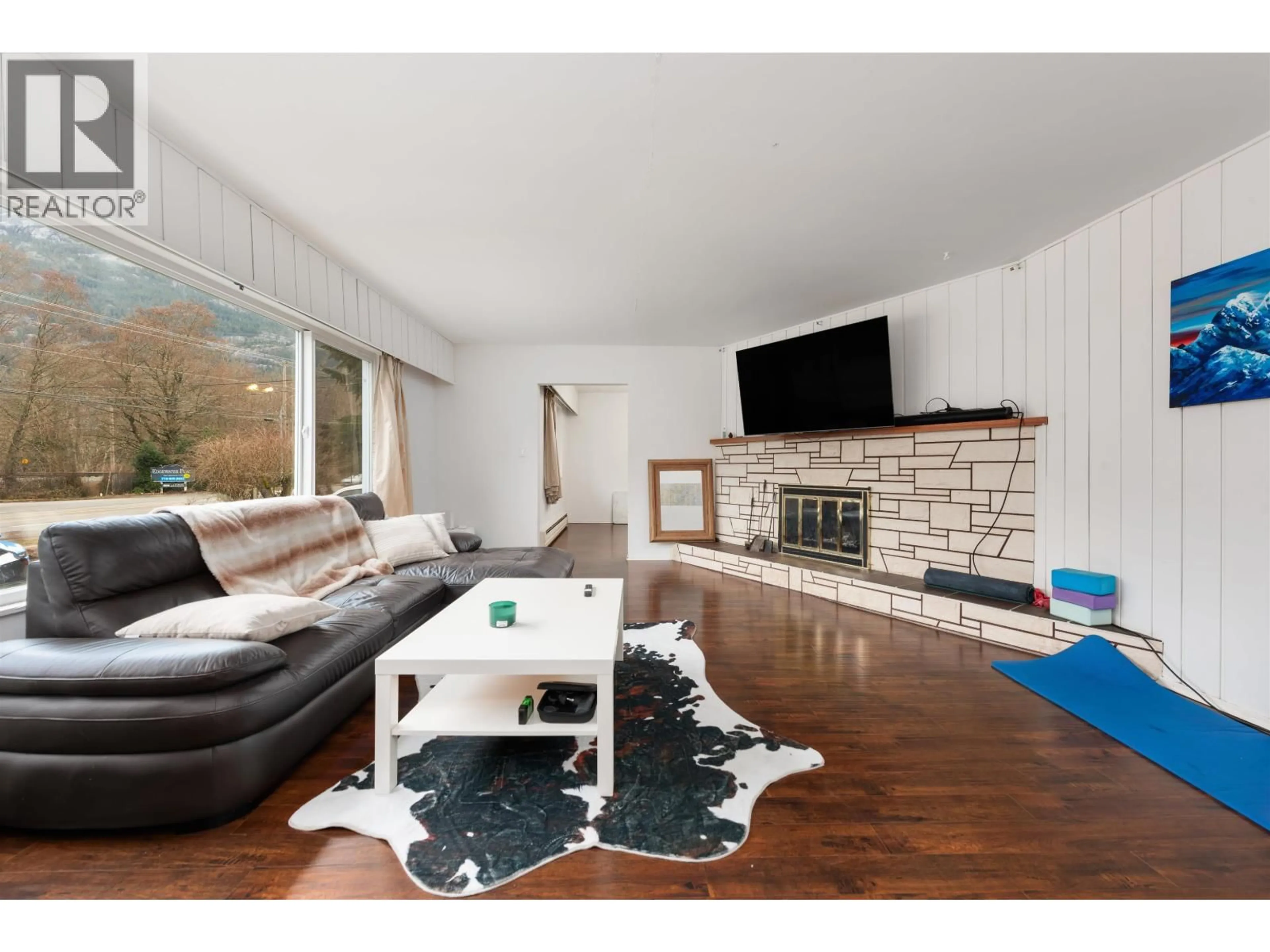 Living room with furniture, wood/laminate floor for 38850 BUCKLEY AVENUE, Squamish British Columbia V0N3G0