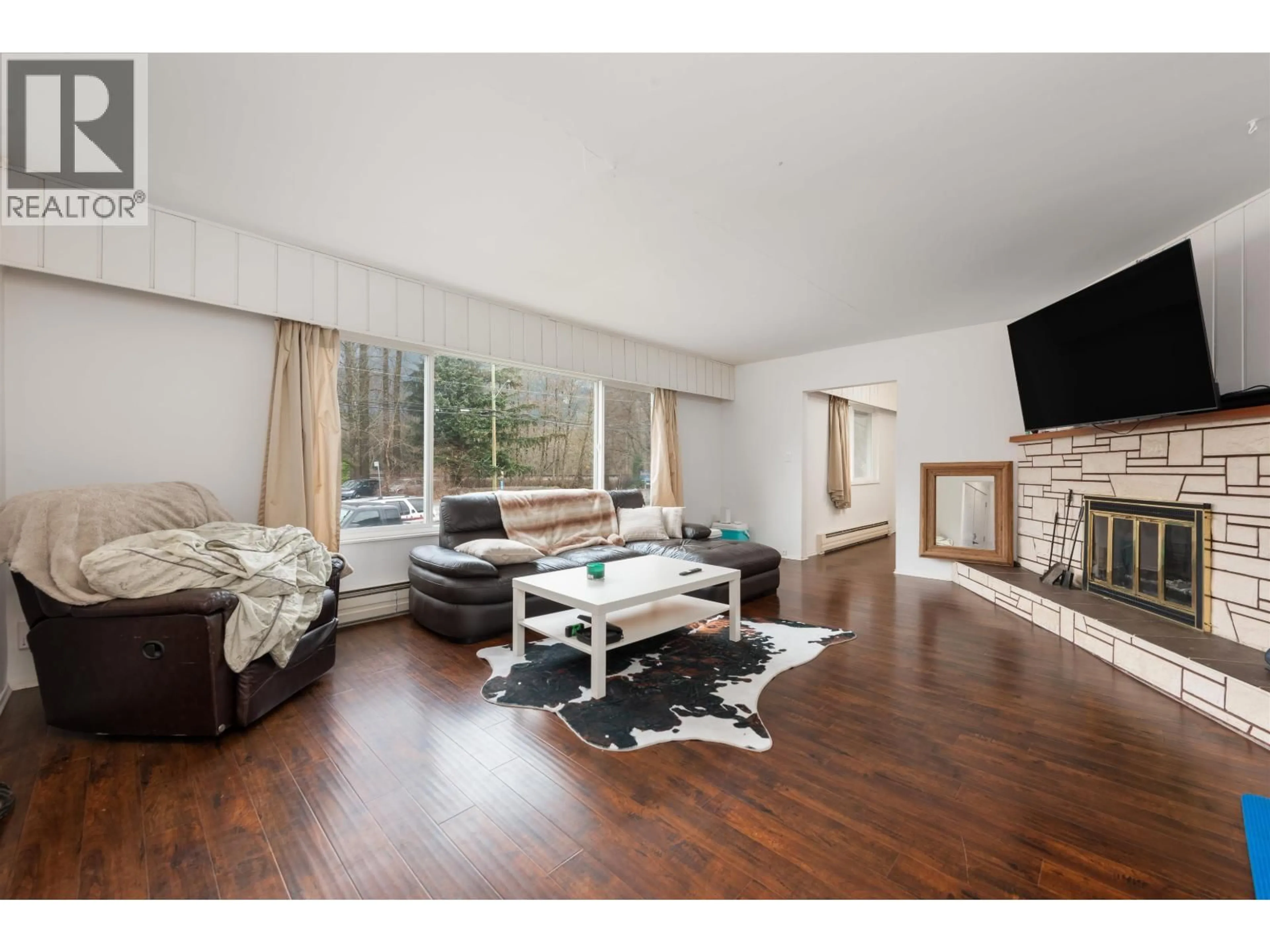 Living room with furniture, wood/laminate floor for 38850 BUCKLEY AVENUE, Squamish British Columbia V0N3G0