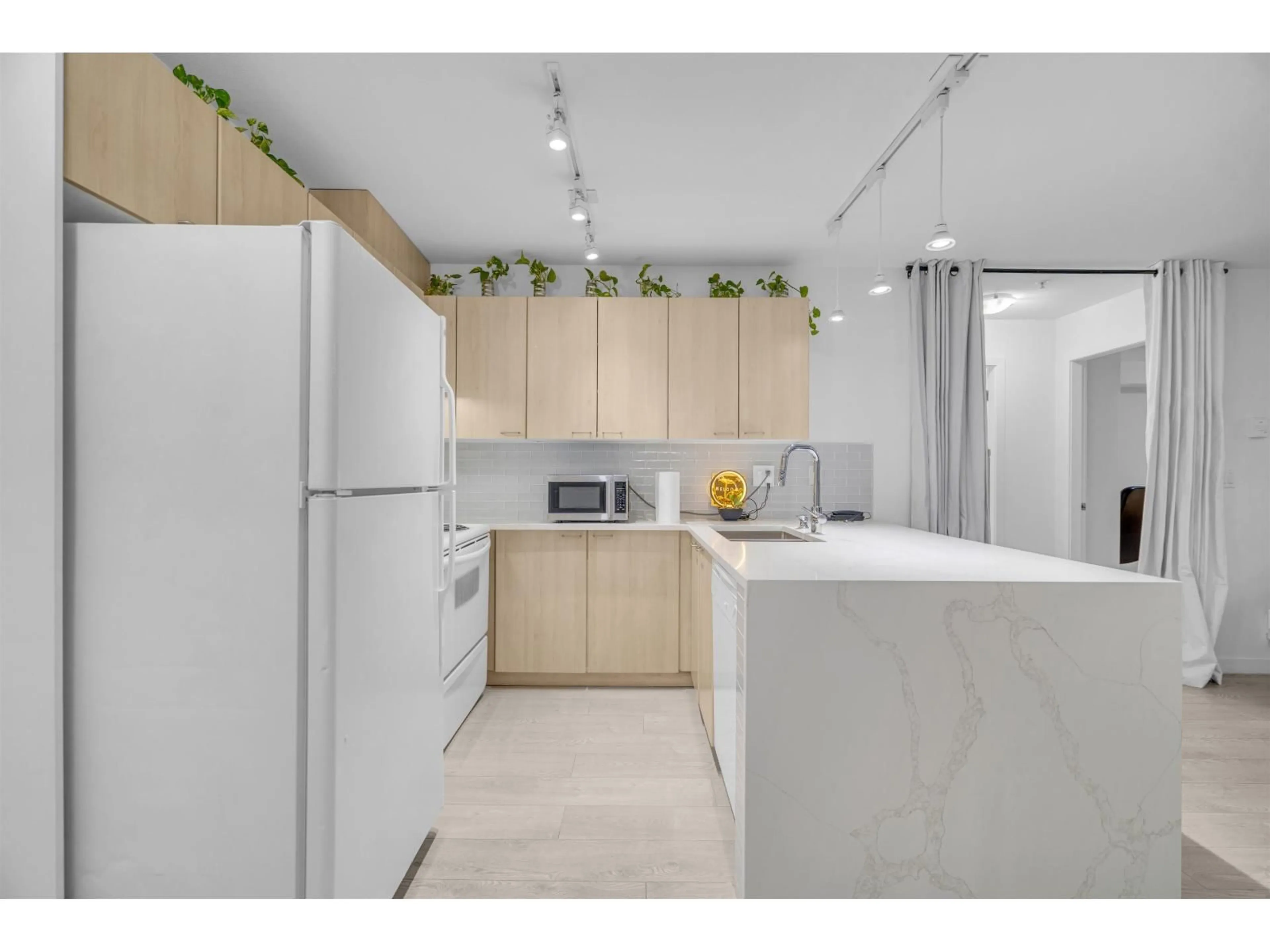 Standard kitchen, unknown for 301 - 12083 92A AVENUE, Surrey British Columbia V3V8C8