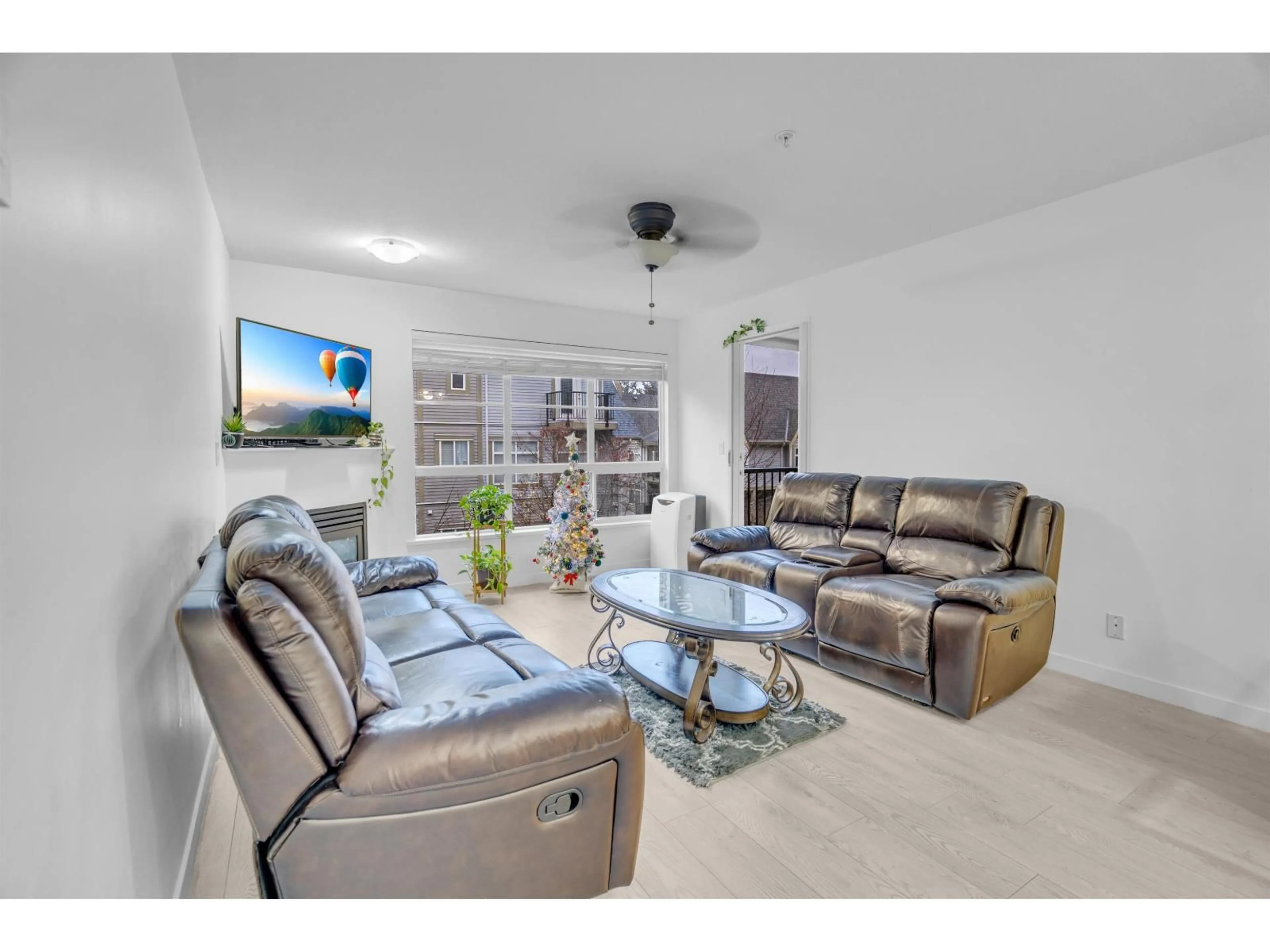 Living room with furniture, unknown for 301 - 12083 92A AVENUE, Surrey British Columbia V3V8C8