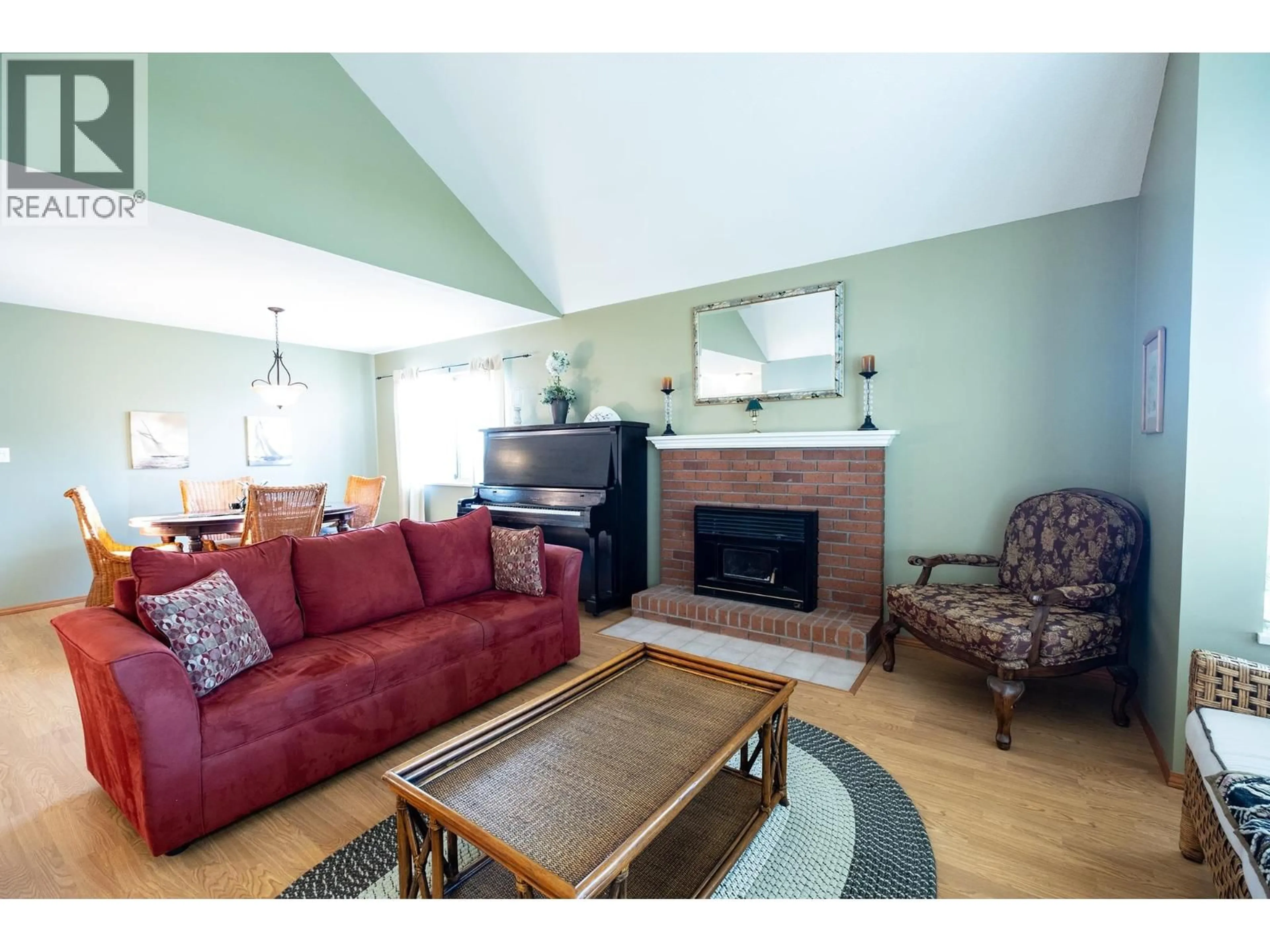 Living room with furniture, wood/laminate floor for 5462 KENSINGTON ROAD, Sechelt British Columbia V7Z0N9