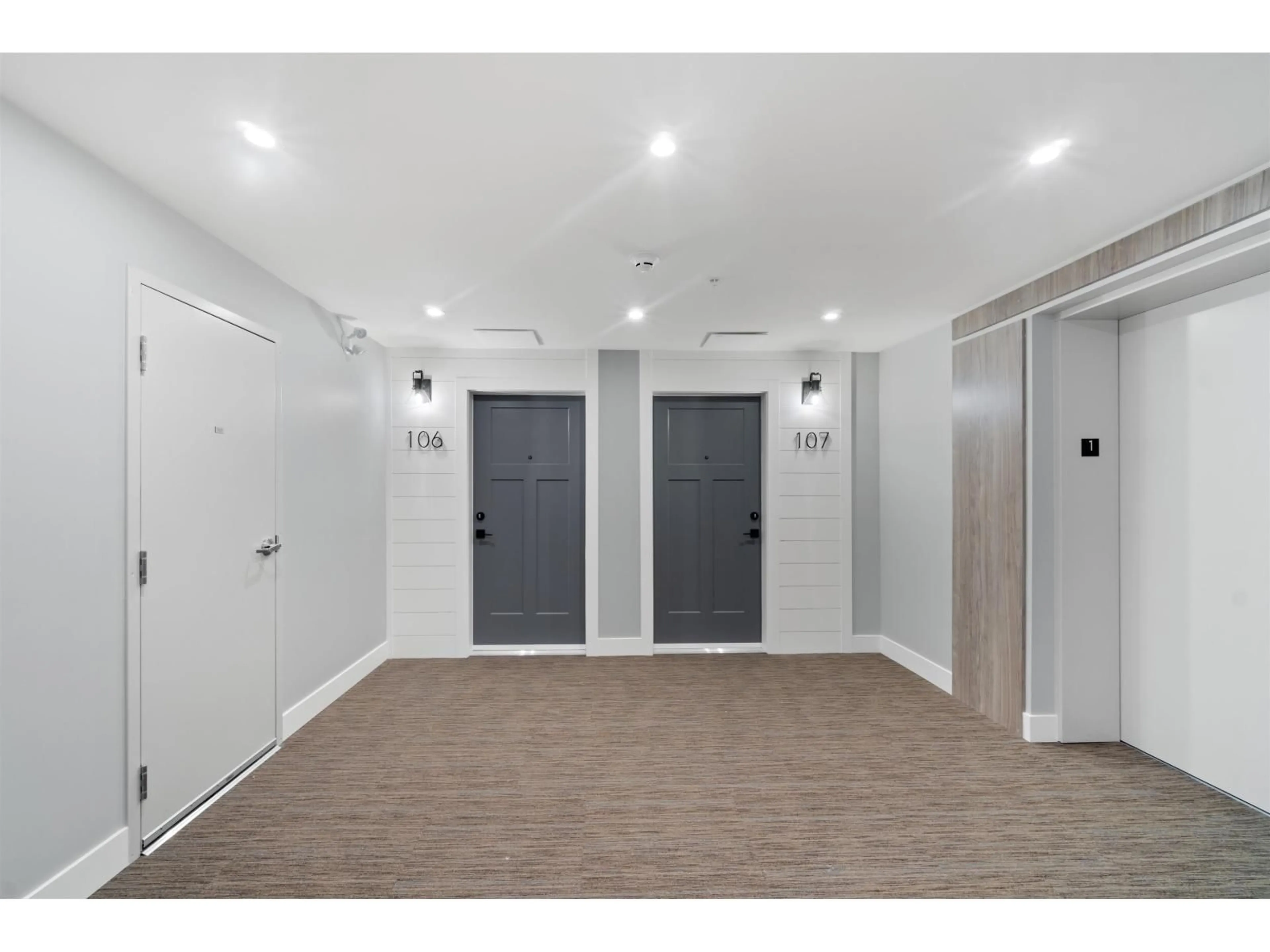 Indoor foyer for 106 - 470 ESPLANADE AVENUE, Harrison Hot Springs British Columbia V0M1K0