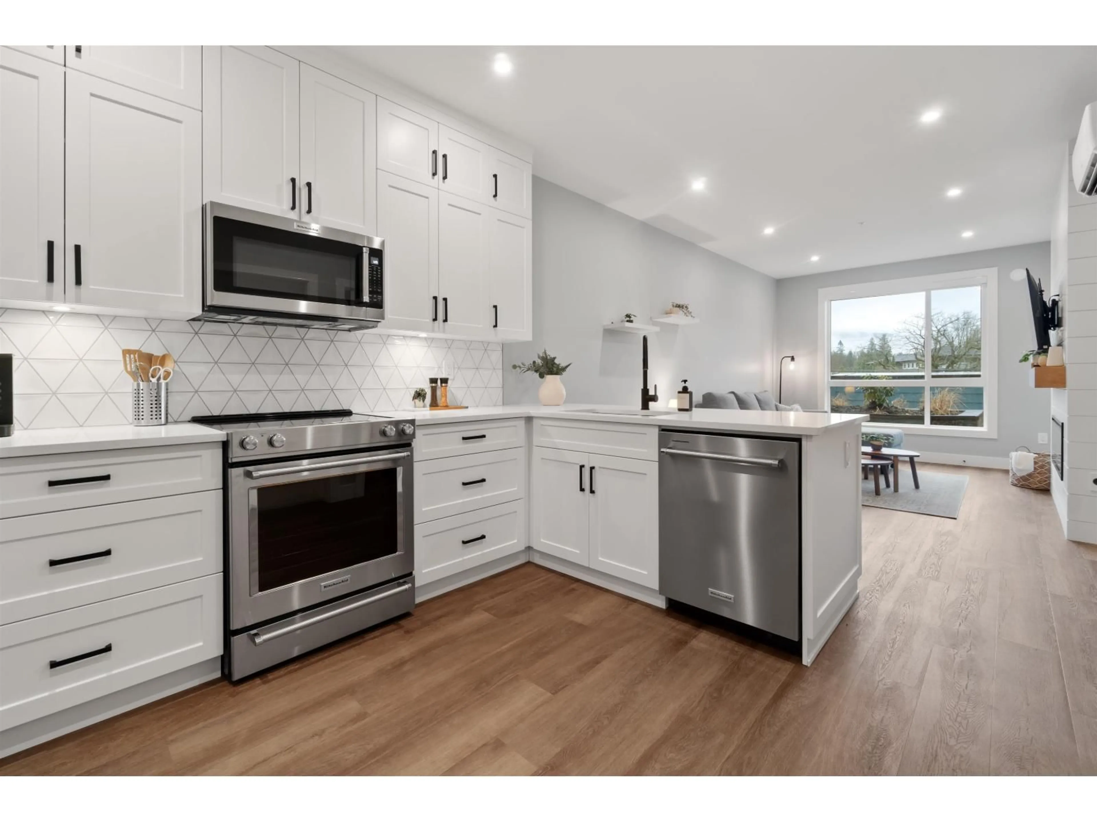 Open concept kitchen, unknown for 106 - 470 ESPLANADE AVENUE, Harrison Hot Springs British Columbia V0M1K0