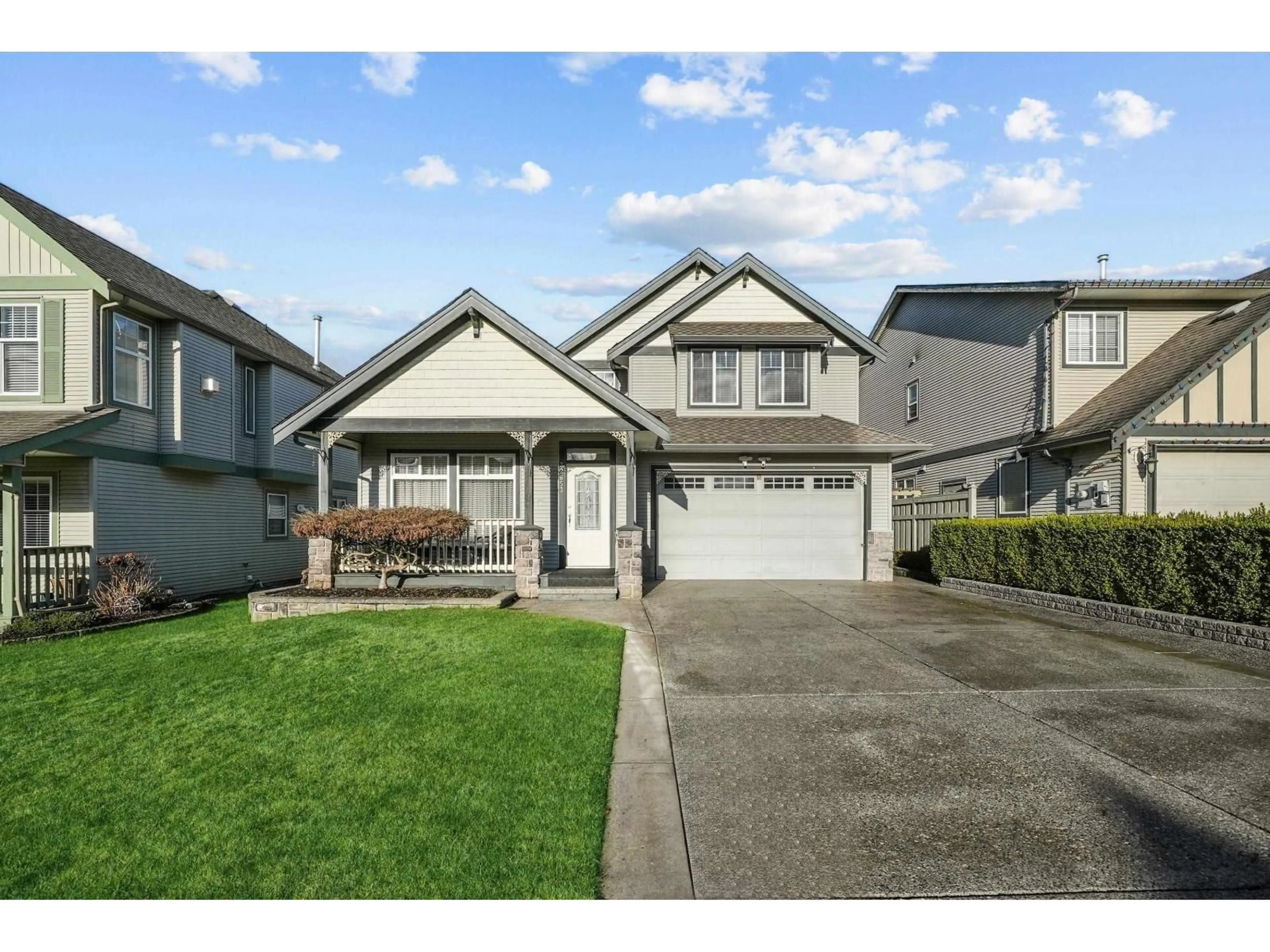 Home with vinyl exterior material, street for 32653 HOOD AVENUE, Mission British Columbia V2V7P5