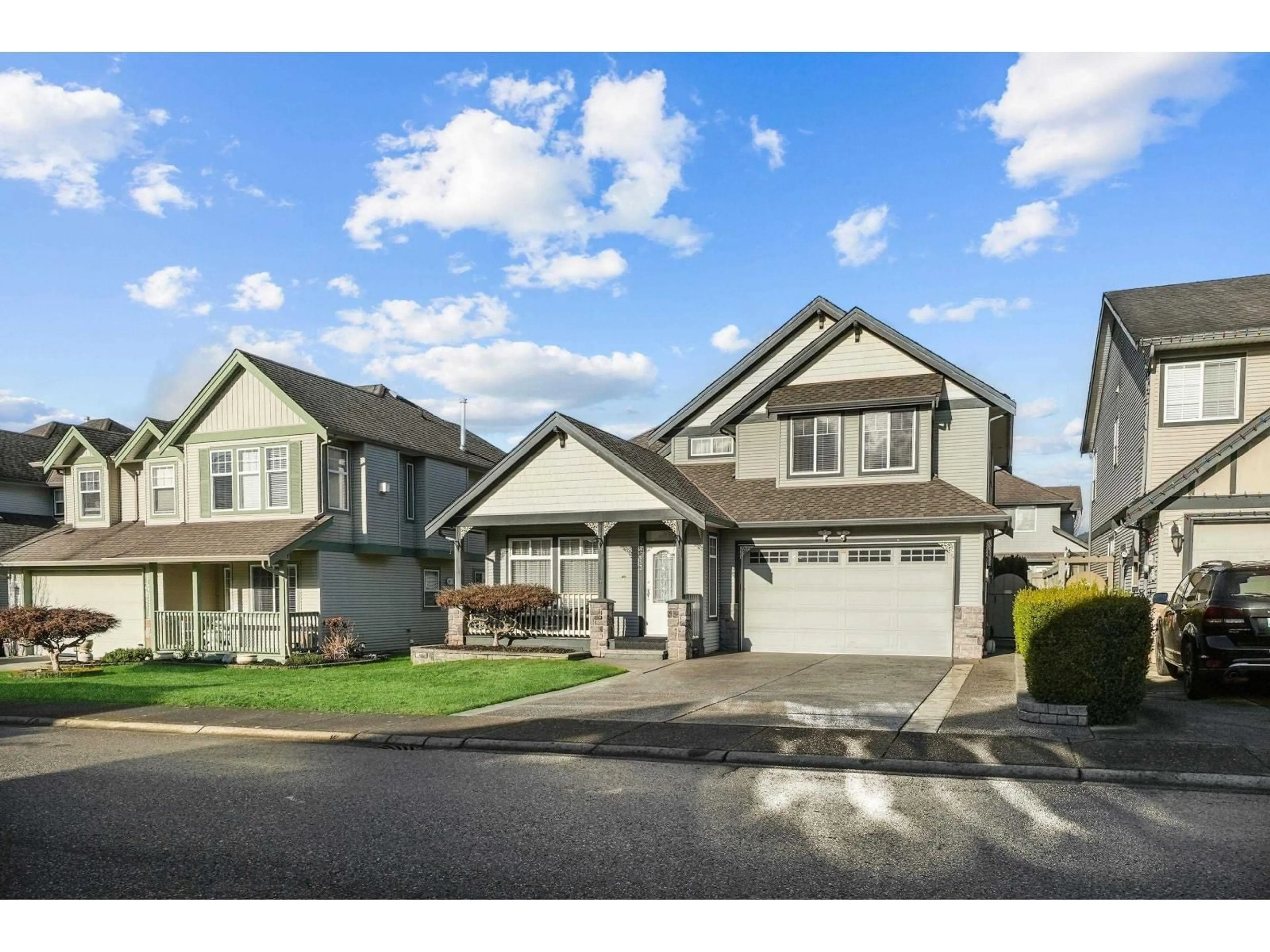 Home with vinyl exterior material, street for 32653 HOOD AVENUE, Mission British Columbia V2V7P5