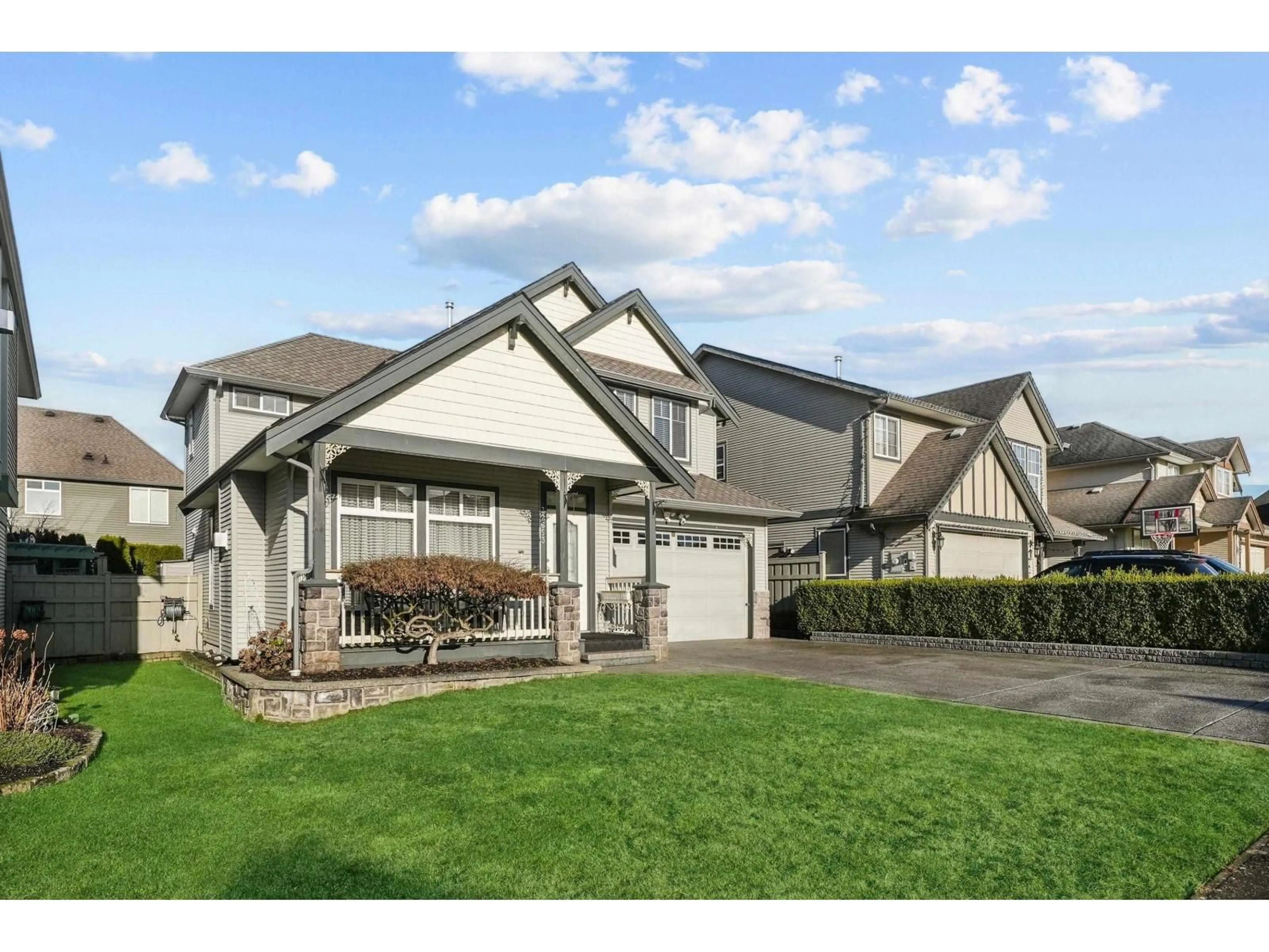 Home with vinyl exterior material, street for 32653 HOOD AVENUE, Mission British Columbia V2V7P5