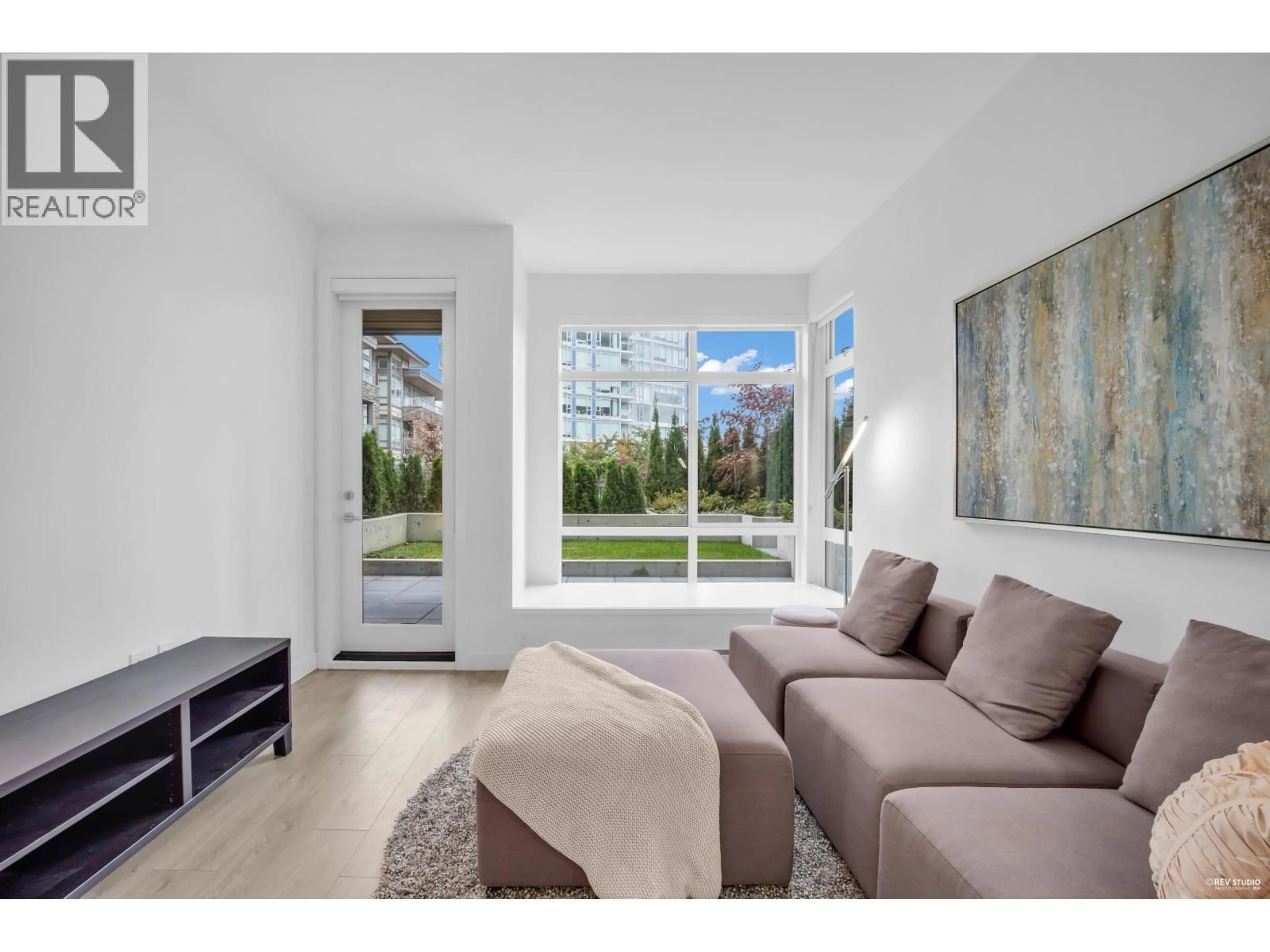 Living room with furniture, ceramic/tile floor for 206 - 7123 11TH AVENUE, Burnaby British Columbia V3N0J6