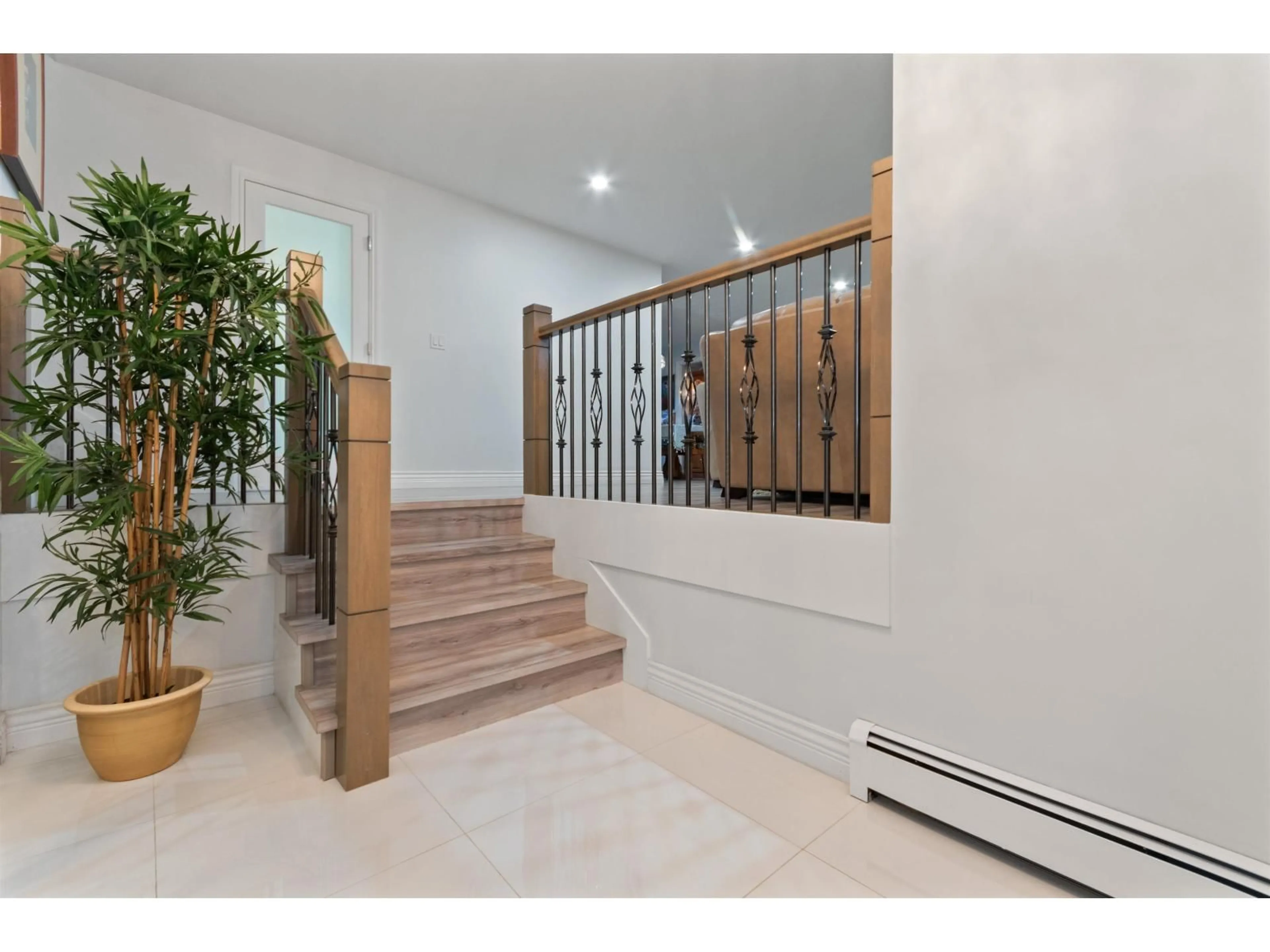 Indoor foyer for 45127 STEVENSON ROAD, Chilliwack British Columbia V2R2P7