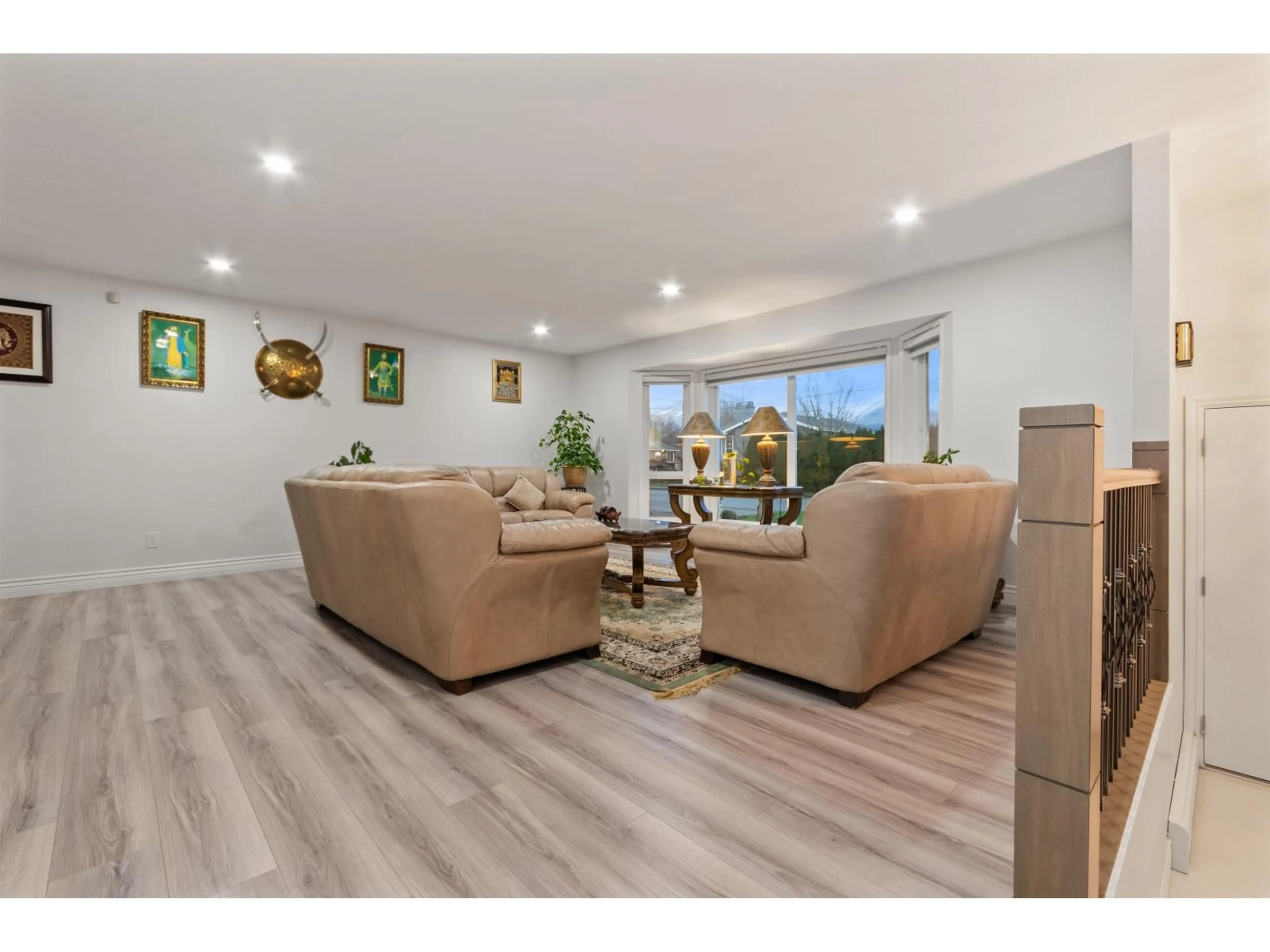 Living room with furniture, wood/laminate floor for 45127 STEVENSON ROAD, Chilliwack British Columbia V2R2P7
