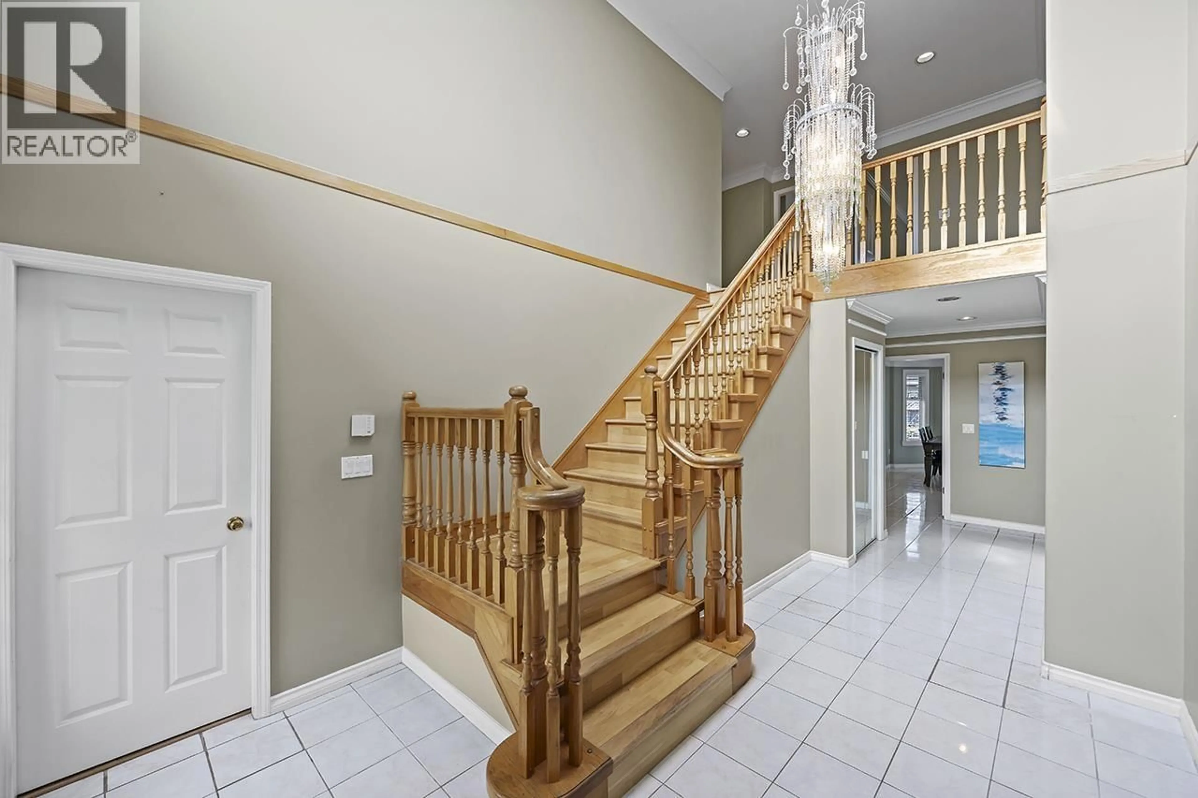 Indoor foyer for 4131 BLUNDELL ROAD, Richmond British Columbia V7C1G7