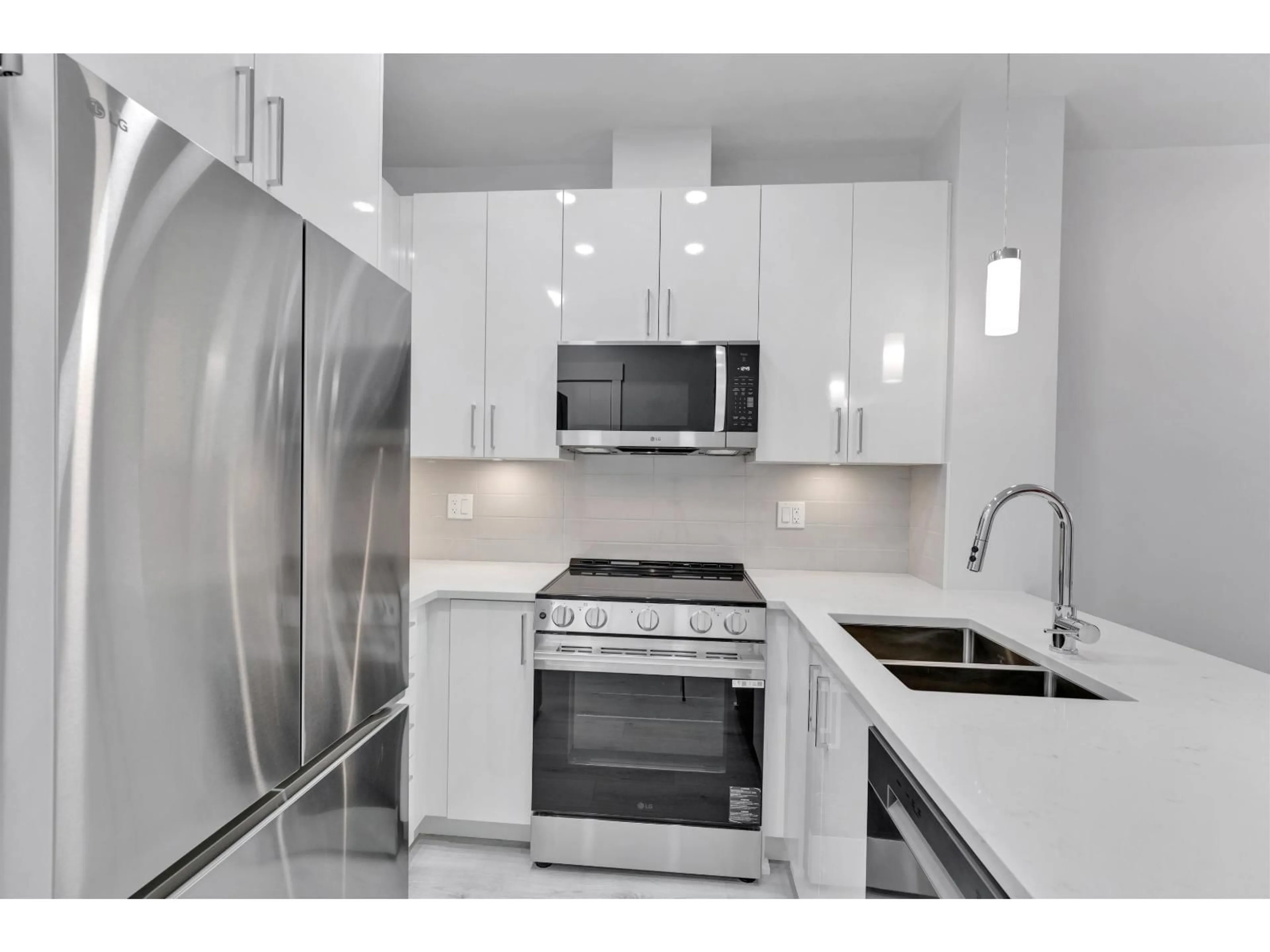 Standard kitchen, ceramic/tile floor for 401 - 33886 PINE STREET, Abbotsford British Columbia V0V0V0