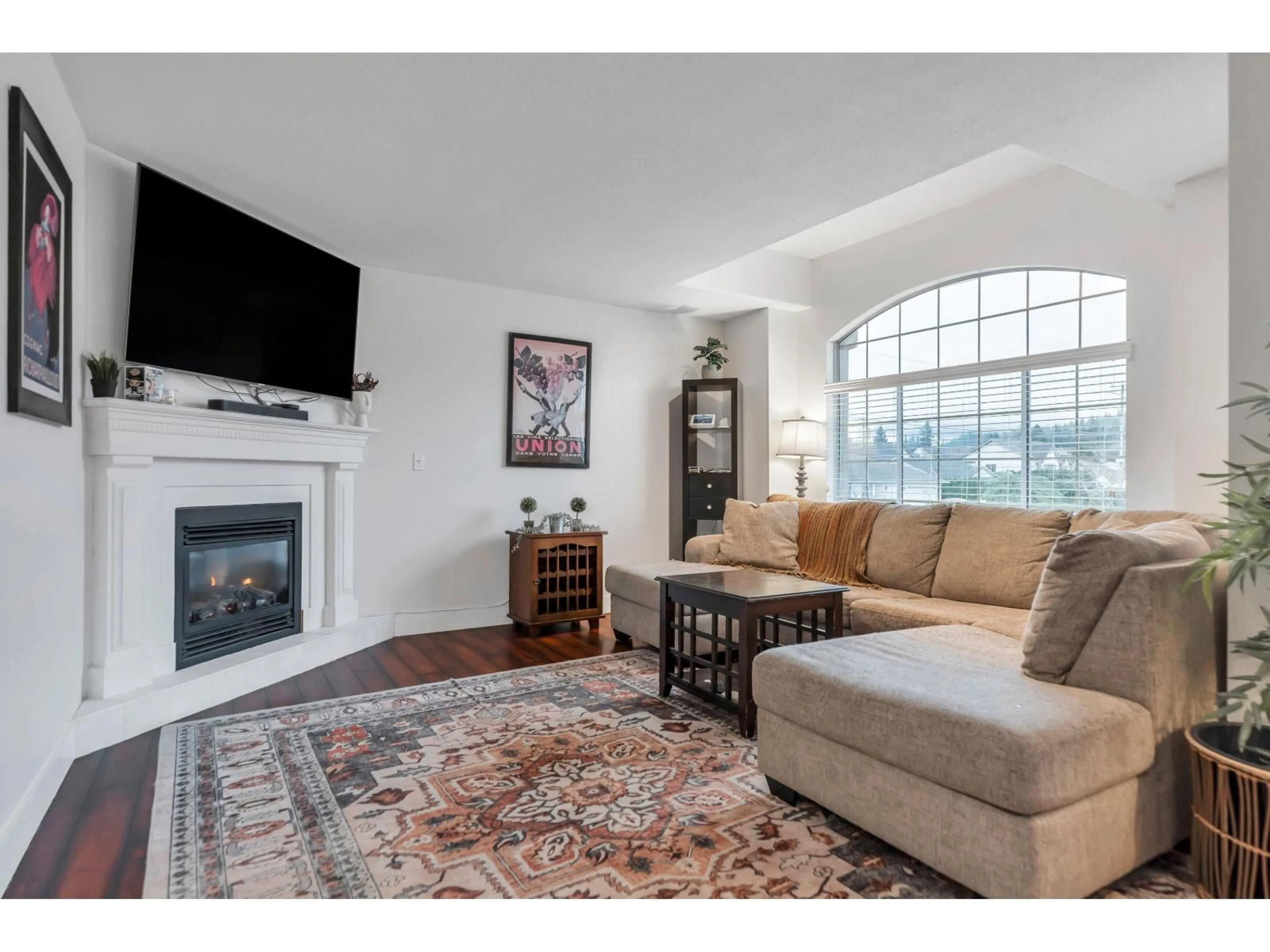 Living room with furniture, unknown for 44785 MONTE VISTA DRIVE, Chilliwack British Columbia V2R3E1