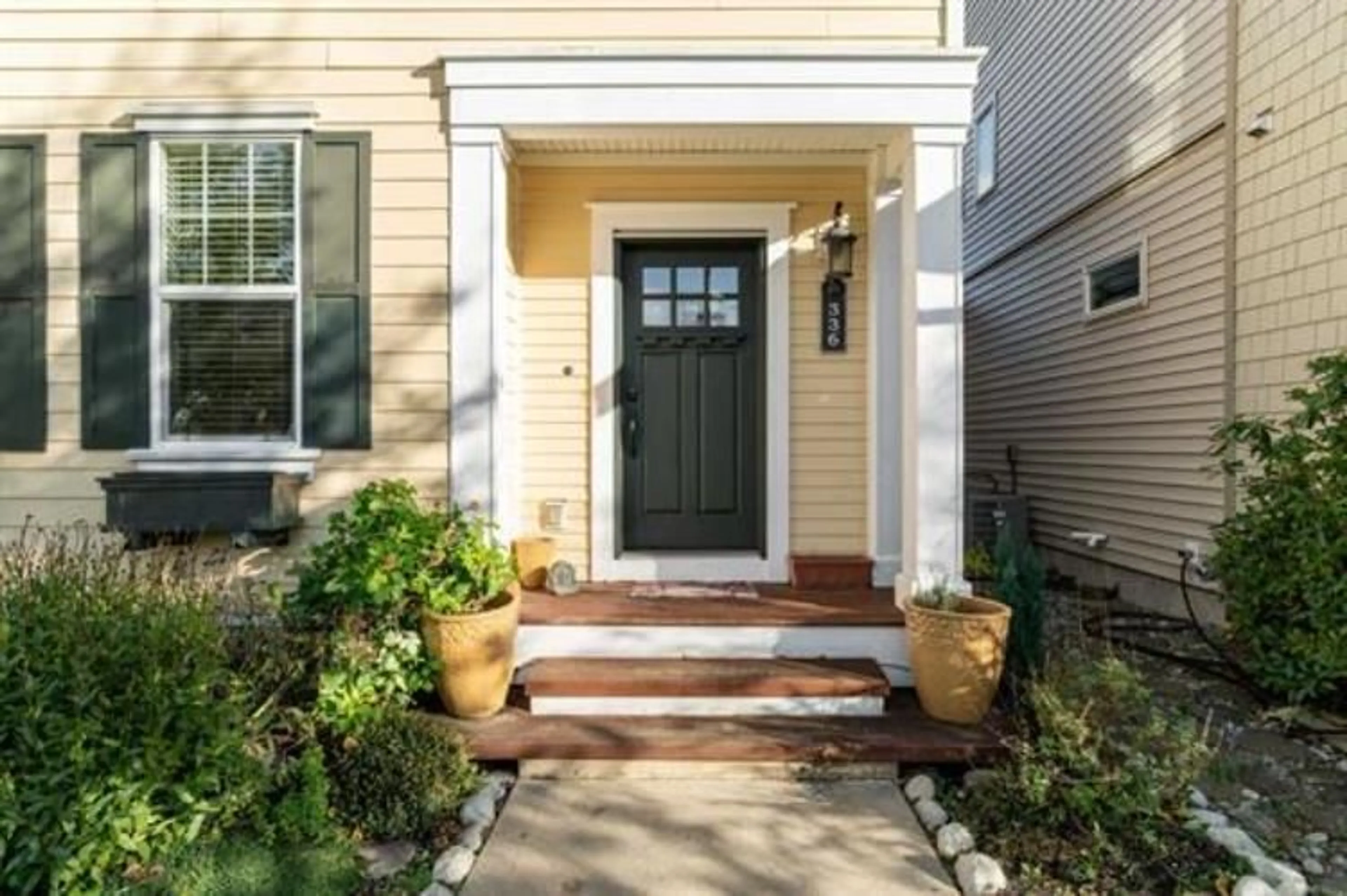 Indoor entryway for 336 172 STREET, Surrey British Columbia V3Z9P7