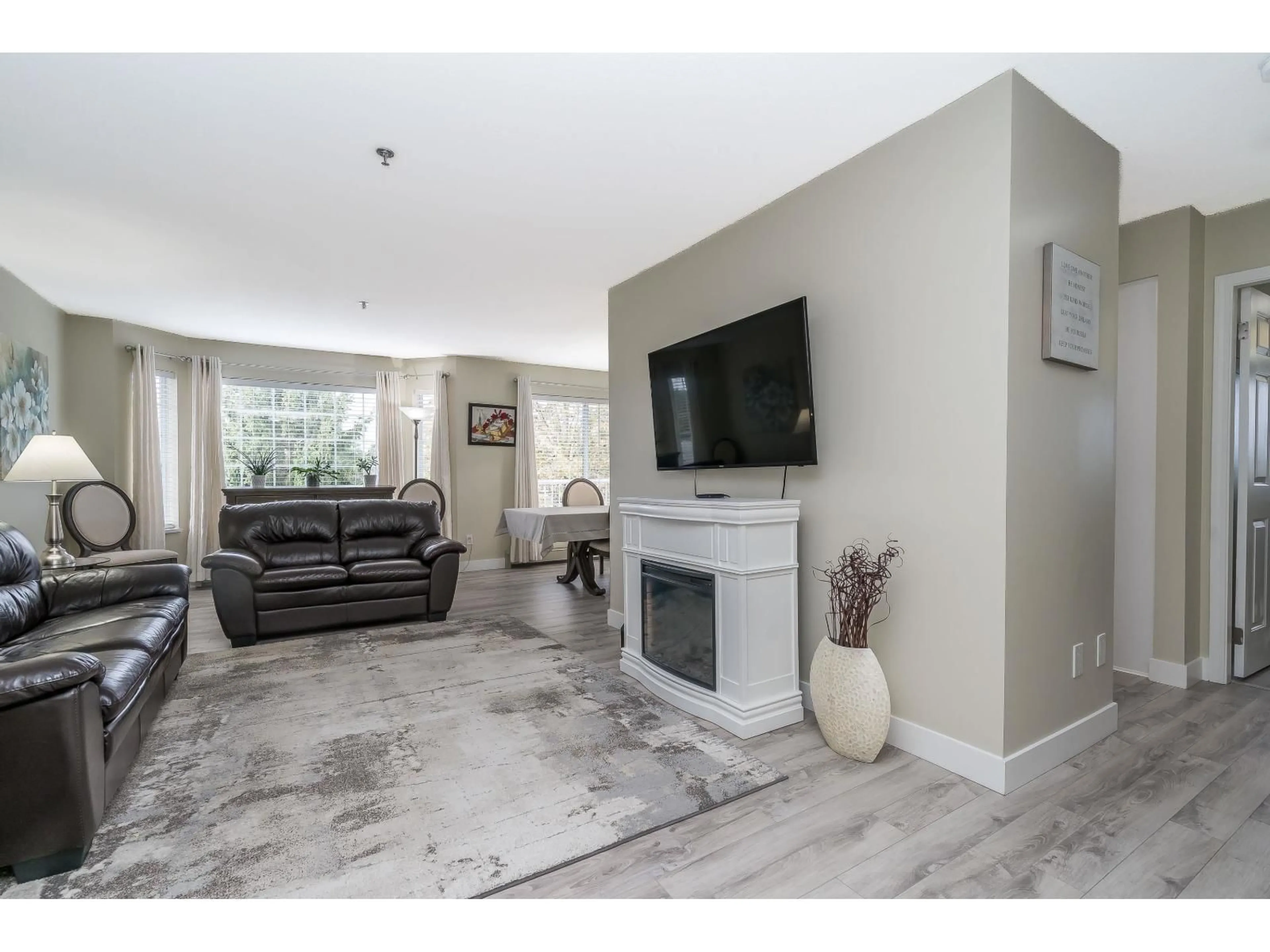 Living room with furniture, unknown for 307 - 33535 KING ROAD, Abbotsford British Columbia V2S6Z5